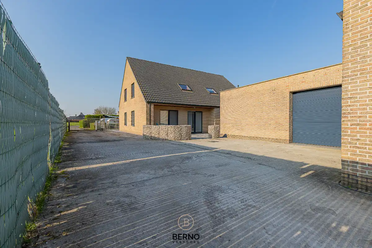 Ruime halfopen bebouwing met bijgebouw foto 26