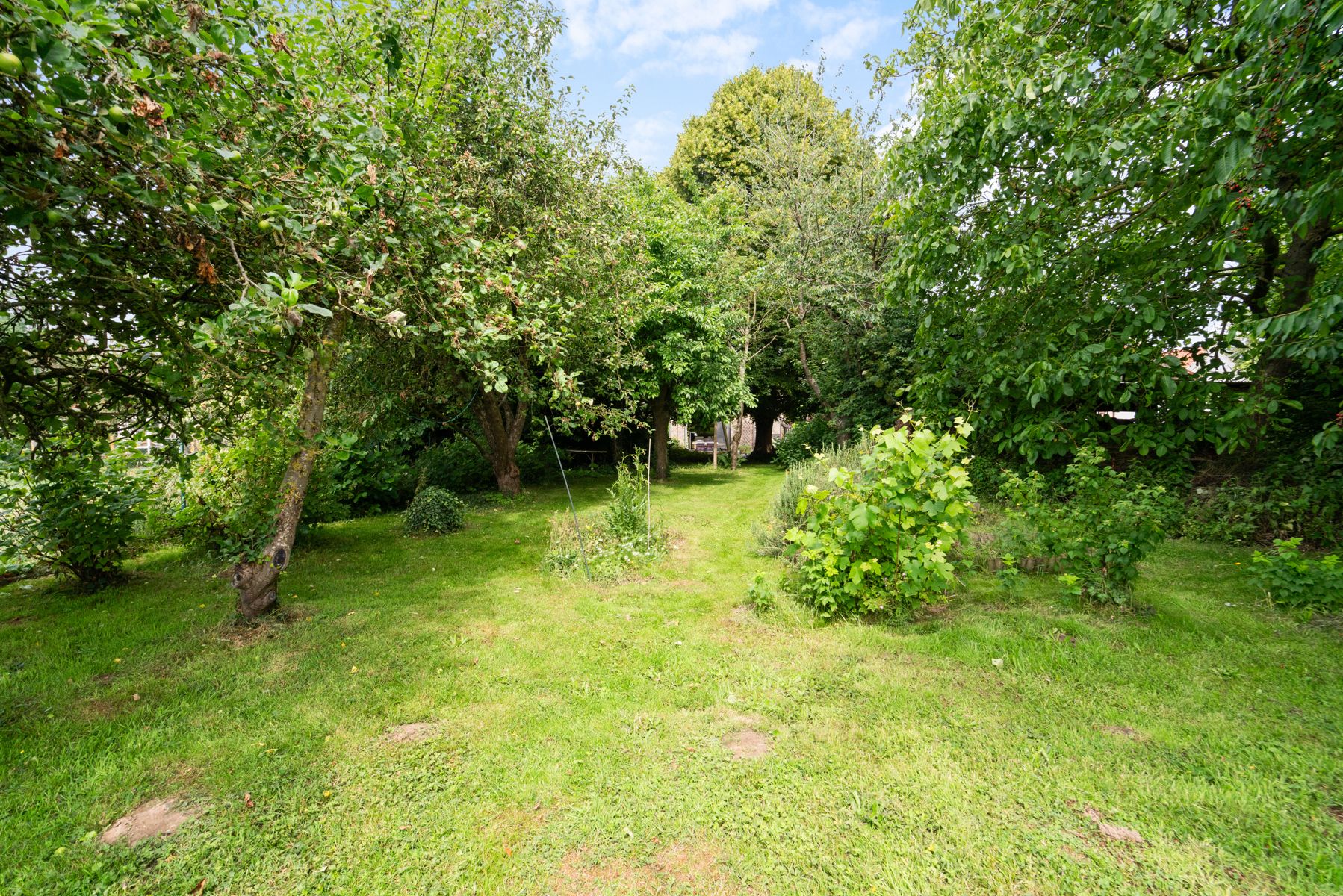 Open bebouwing met 5 slaapkamers en prachtige tuin  foto 17