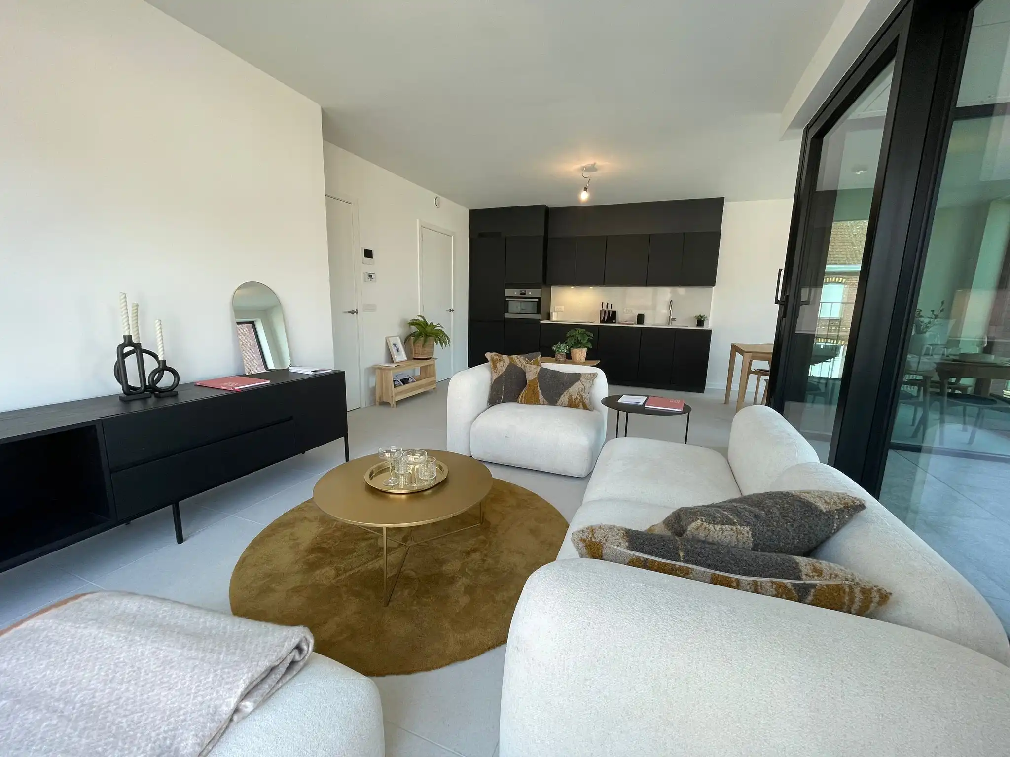 Mooi en recent appartement met 2 slpks. en parkeerplaats foto {{pictureIndex}}
