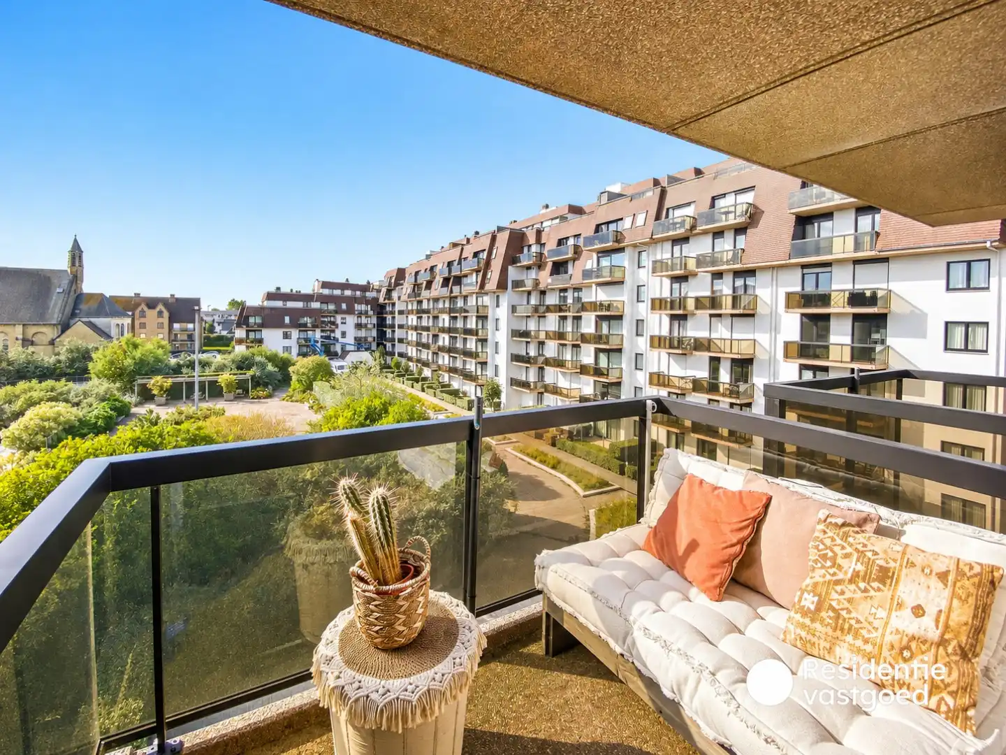 Lichtrijk zongerichte studio met slaaphoek, gelegen op 300m van de zee te Koksijde.  foto 15