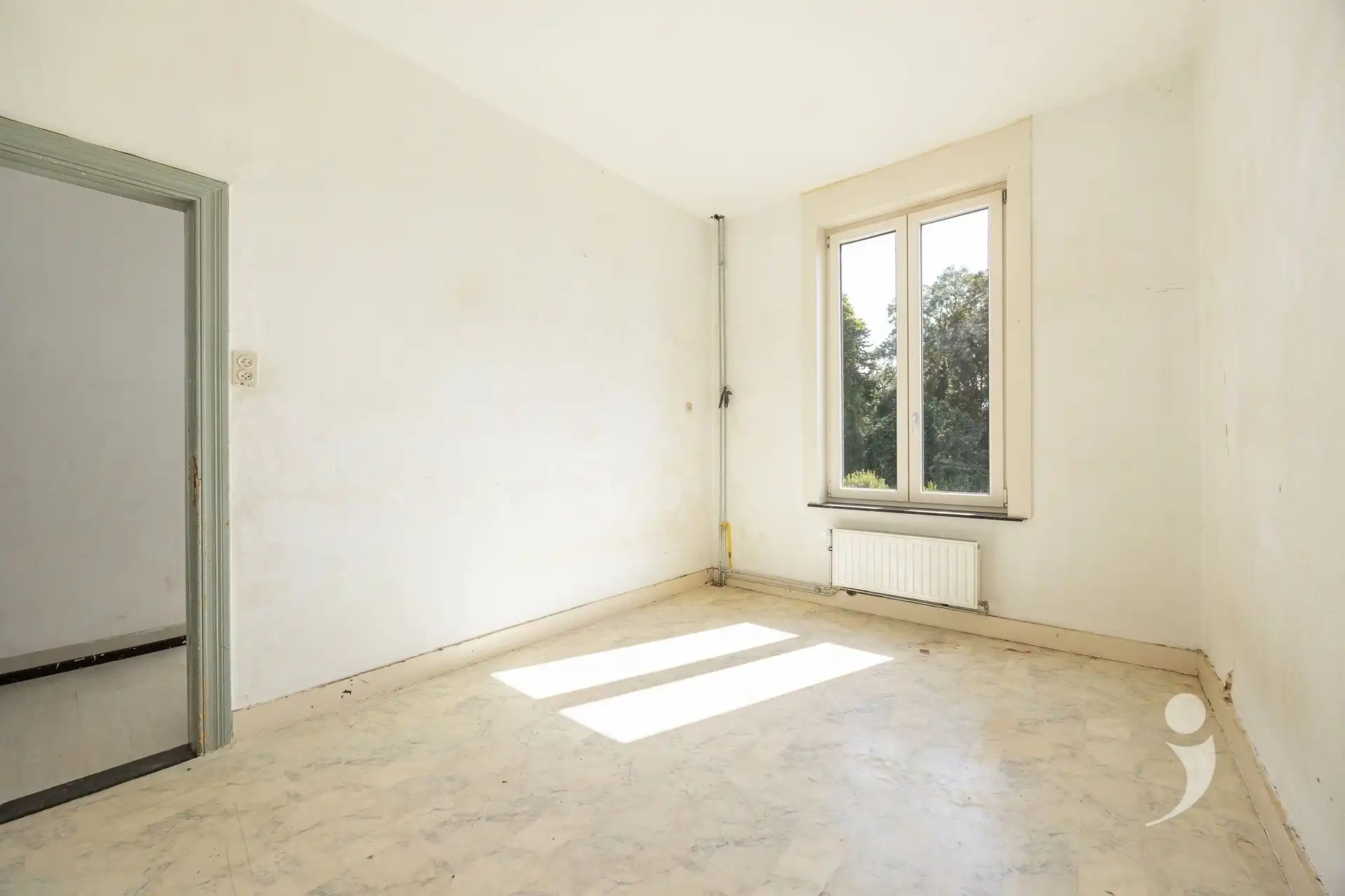Op te frissen rijwoning met veel karakter (en garage) foto 12
