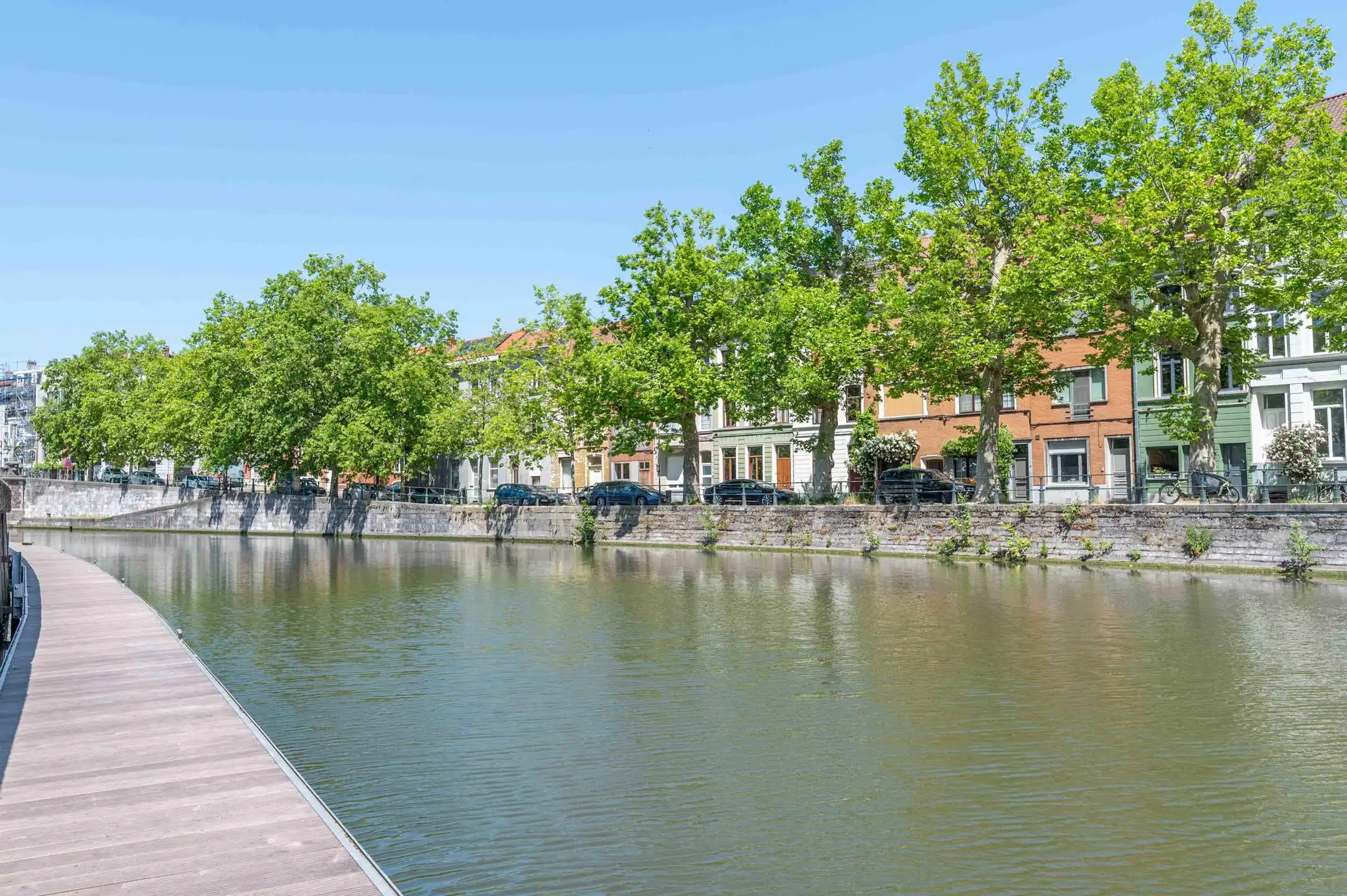 Karaktervol herenhuis op unieke locatie met buitenruimte foto 2