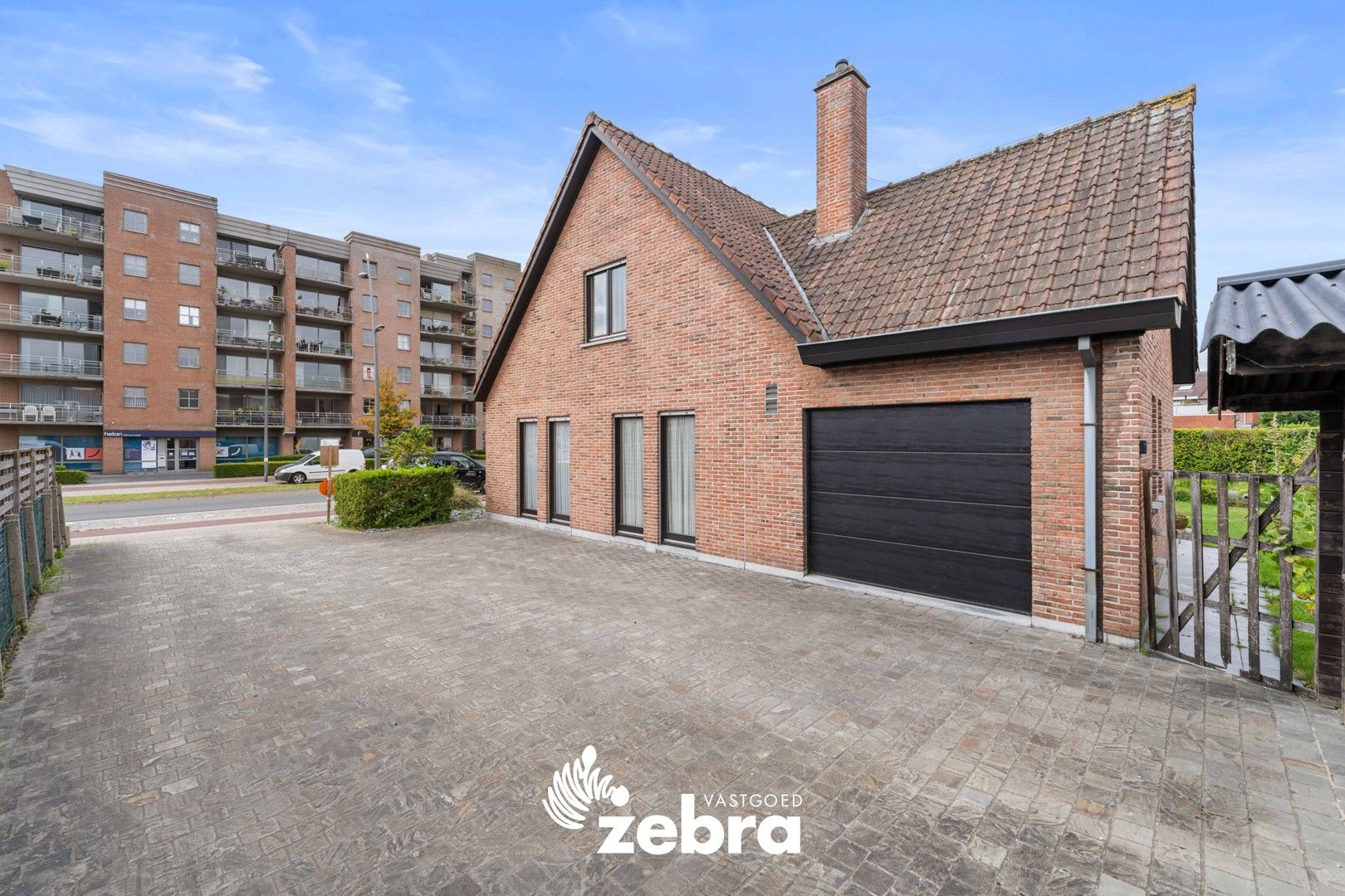 Op te frissen alleenstaande woning met vier of meer slaapkamers & garage te Roeselare! foto 3