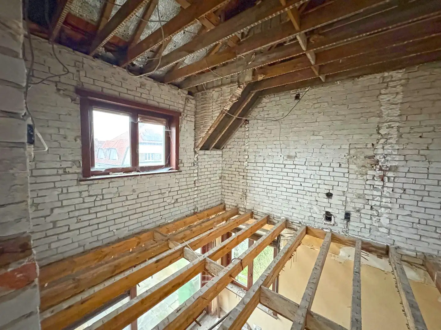 Te renoveren woning met veel potentieel en topligging! foto 10