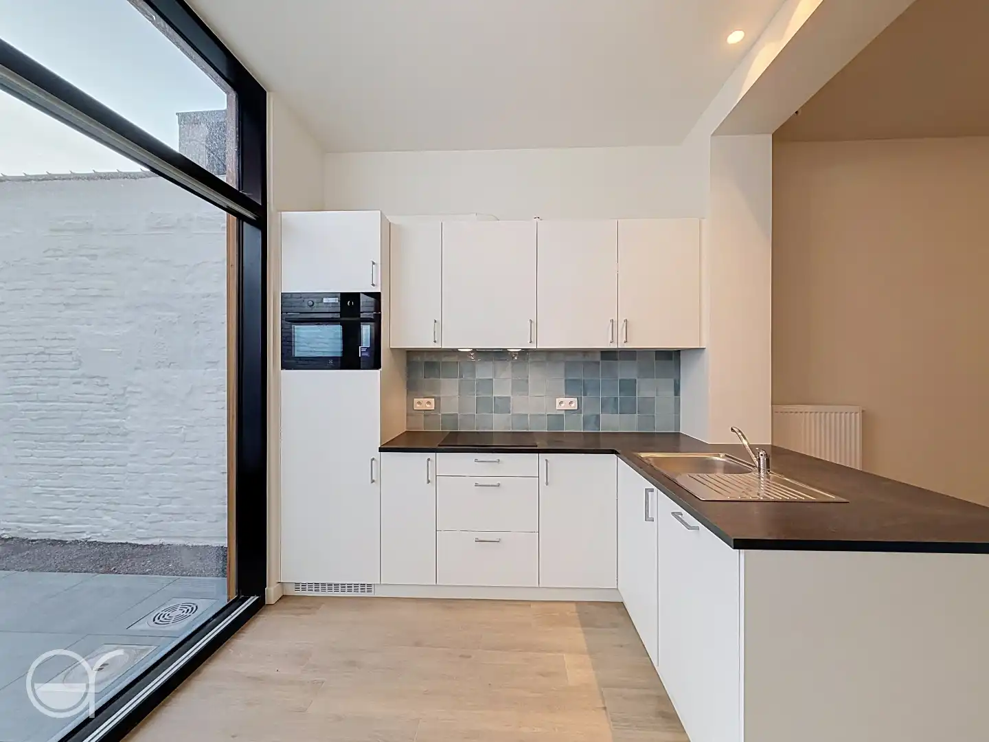 Prachtig gerenoveerde rijwoning met 2 slaapkamers en buitenruimte nabij de Coupure foto 5