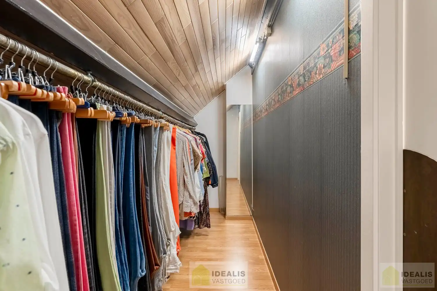 IDEALIS VASTGOED – ROYALE, INSTAPKLARE EN ZEER GOED ONDERHOUDEN GEZINSWONING OP EEN RUIM EN RUSTIG PERCEEL VAN 44A 33CA MET 5 KNAPPE SLAAPKAMERS, HEERLIJKE VERANDA, VRIJSTAANDE GARAGE EN 32 ZONNEPANELEN MÉT CERTIFICATEN ÉN ZONNEBOILER - De woning omvat maar liefst +- 265m² bewoonbare oppervlakte met ruime woonkamer, uitgeruste keuken, 5 slaapkamers, badkamer, vrijstaande garage én 32 zonnepanelen. De woning is rustig gelegen op een perceel met een opp. van 44a 33ca. foto 29