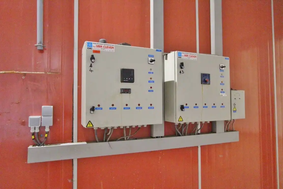 Ruime stockageruimte met frigoloodsen foto 18