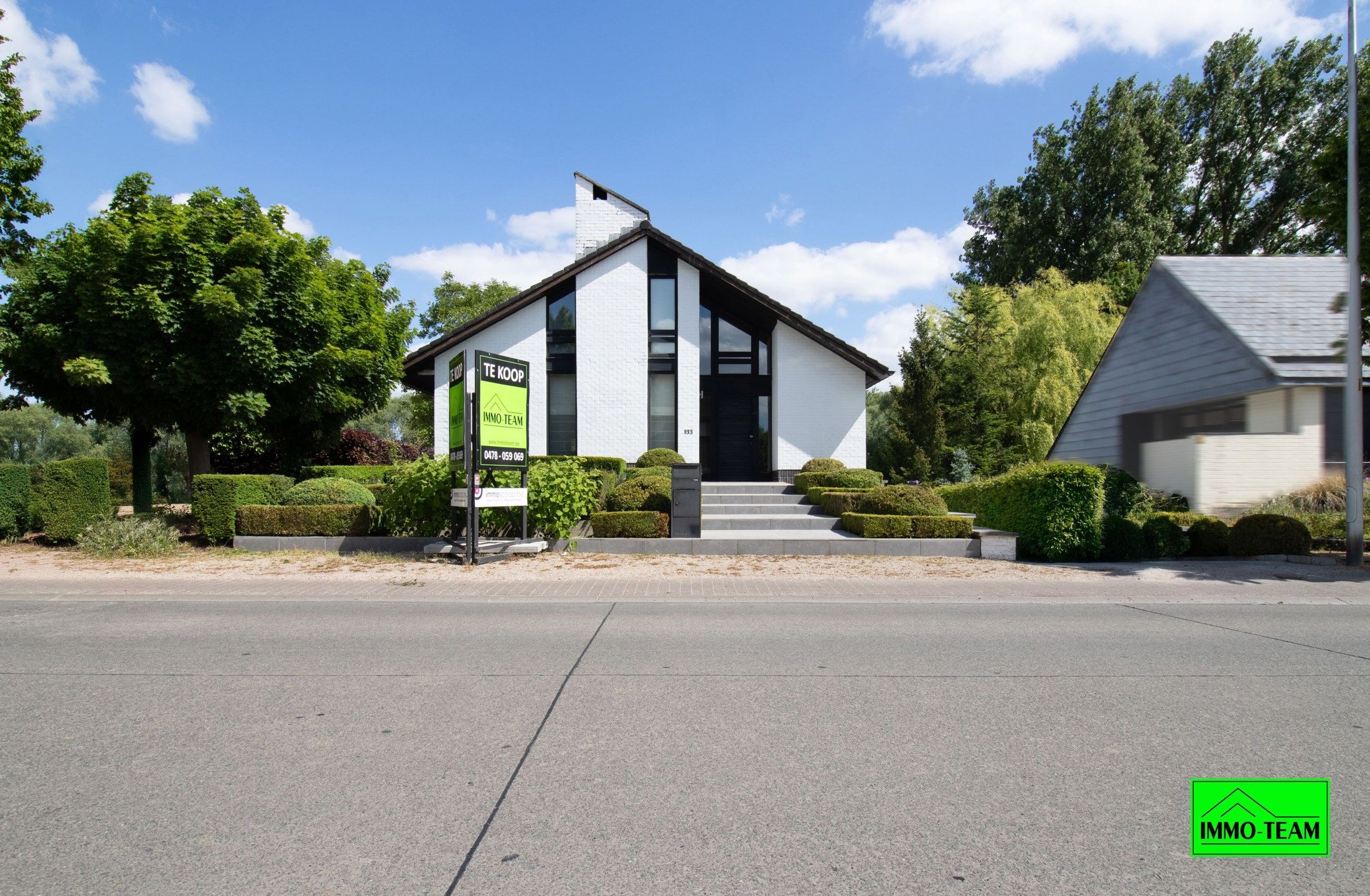 Instapklare villa met 3 slaapkamers, garage en ruime tuin  foto {{pictureIndex}}