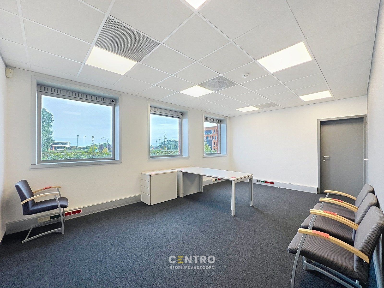 Instapklare KANTOORRUIMTE (± 700 m²) - ALL-IN formule (huur, verbruik, randaccomodatie, etc.) te IEPER. foto 10