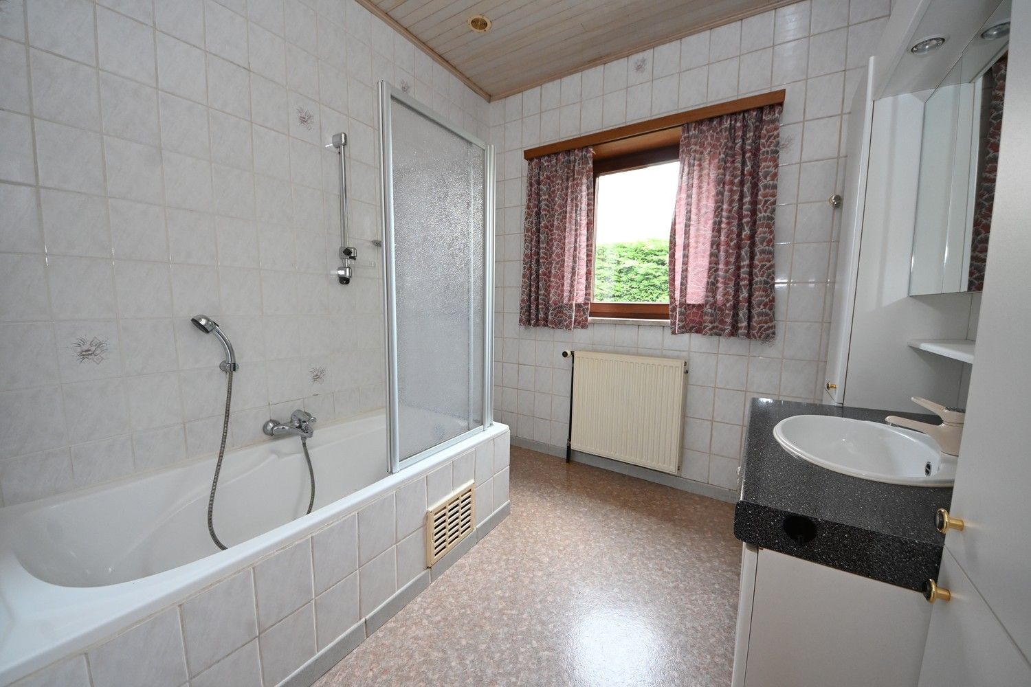 Rustig gelegen laagbouw woning met 2 slaapkamers, garage en tuin. foto 13