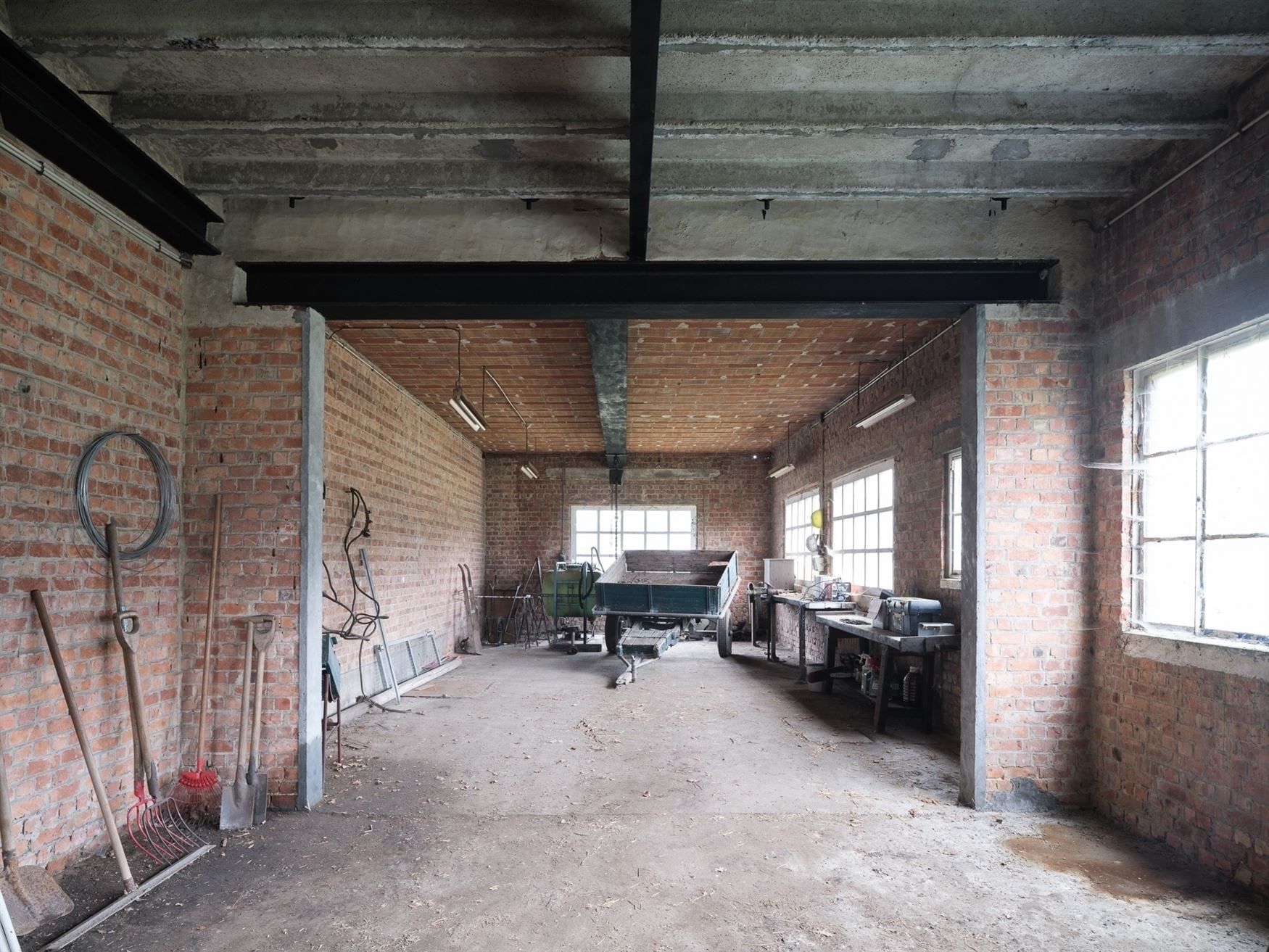 Karakterwoning met riante bijgebouwen foto 30