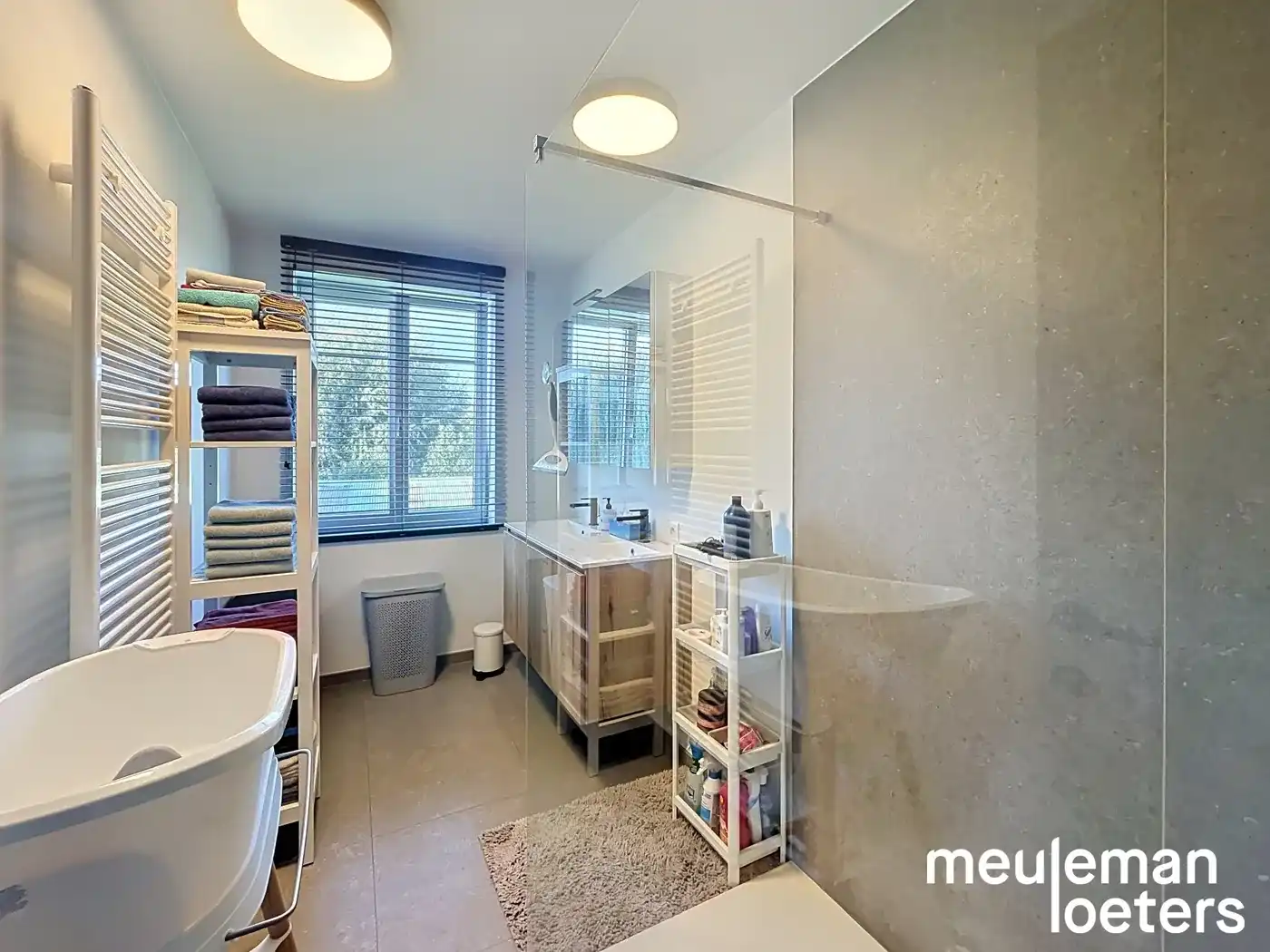 Uitstekend afgewerkte nieuwbouwwoning in pastoriestijl op rustige doch centrale ligging nabij commercieel centrum foto 11