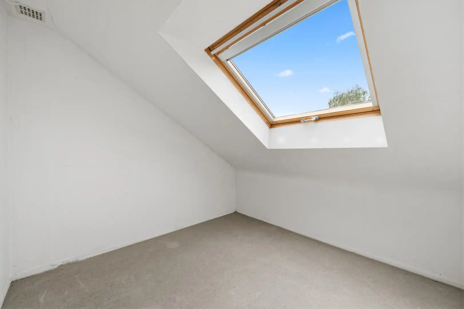 Instapklare rijwoning uit 2009 met 3 slpks, zonnig terras, tuin en 2 autostaanplaatsen foto 15