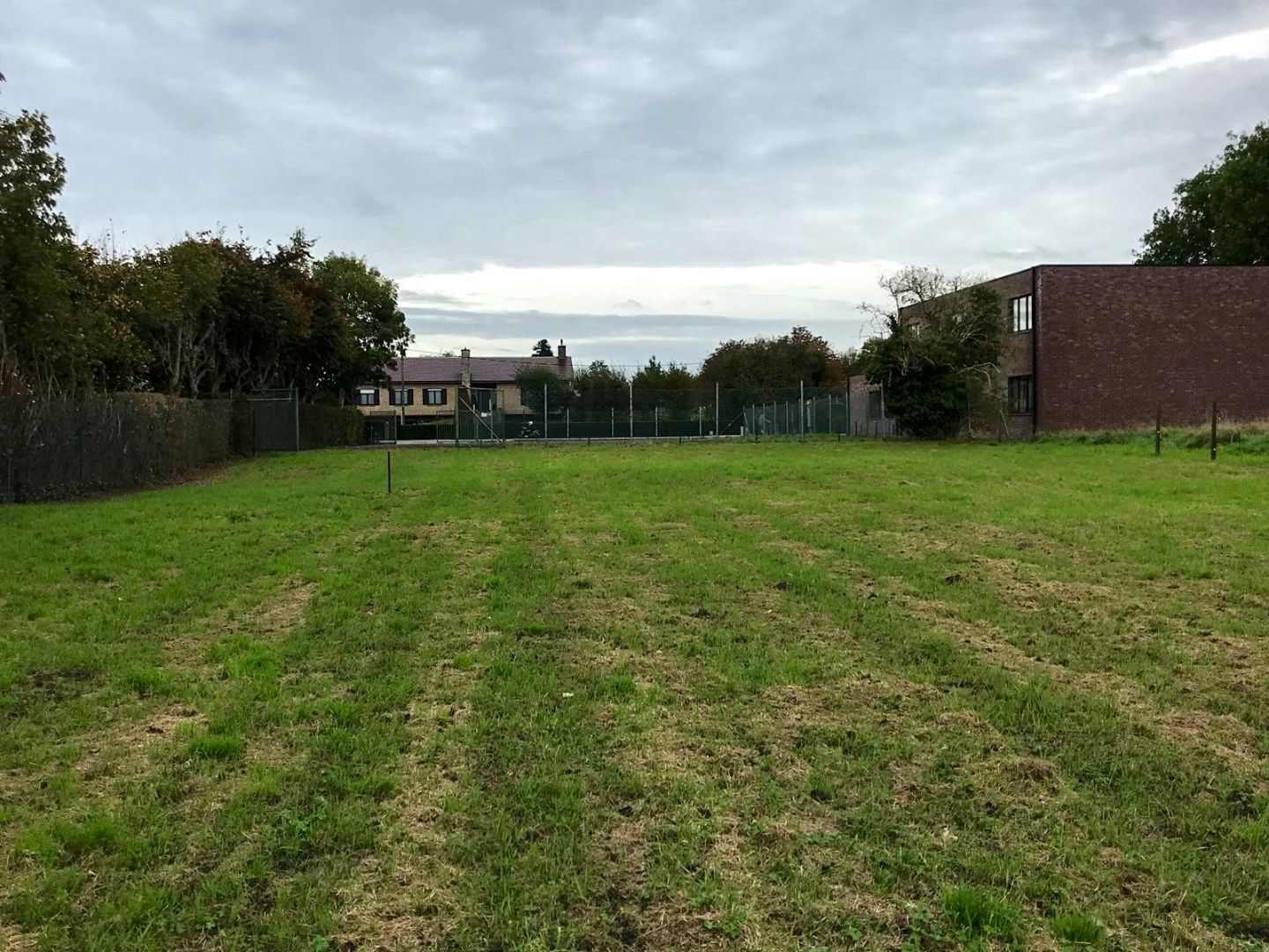 Residentieel gelegen stuk bouwgrond van 1500m² met aanpalend stuk groenzone van 1000m² foto 2