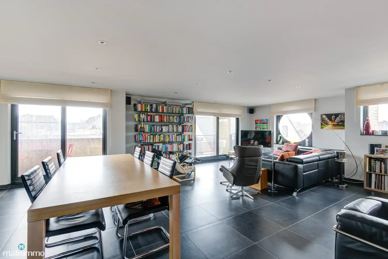 ZEER RUIM EN MODERN DUPLEXAPPARTEMENT (234M²) MET 5 SLAAPKAMERS, 2 BADKAMERS, 2 TERRASSEN, 2 KELDERS, DUBBELE GARAGE (60M²) (+ OPTIONEEL GARAGE) IN HET CENTRUM VAN LANAKEN foto 4