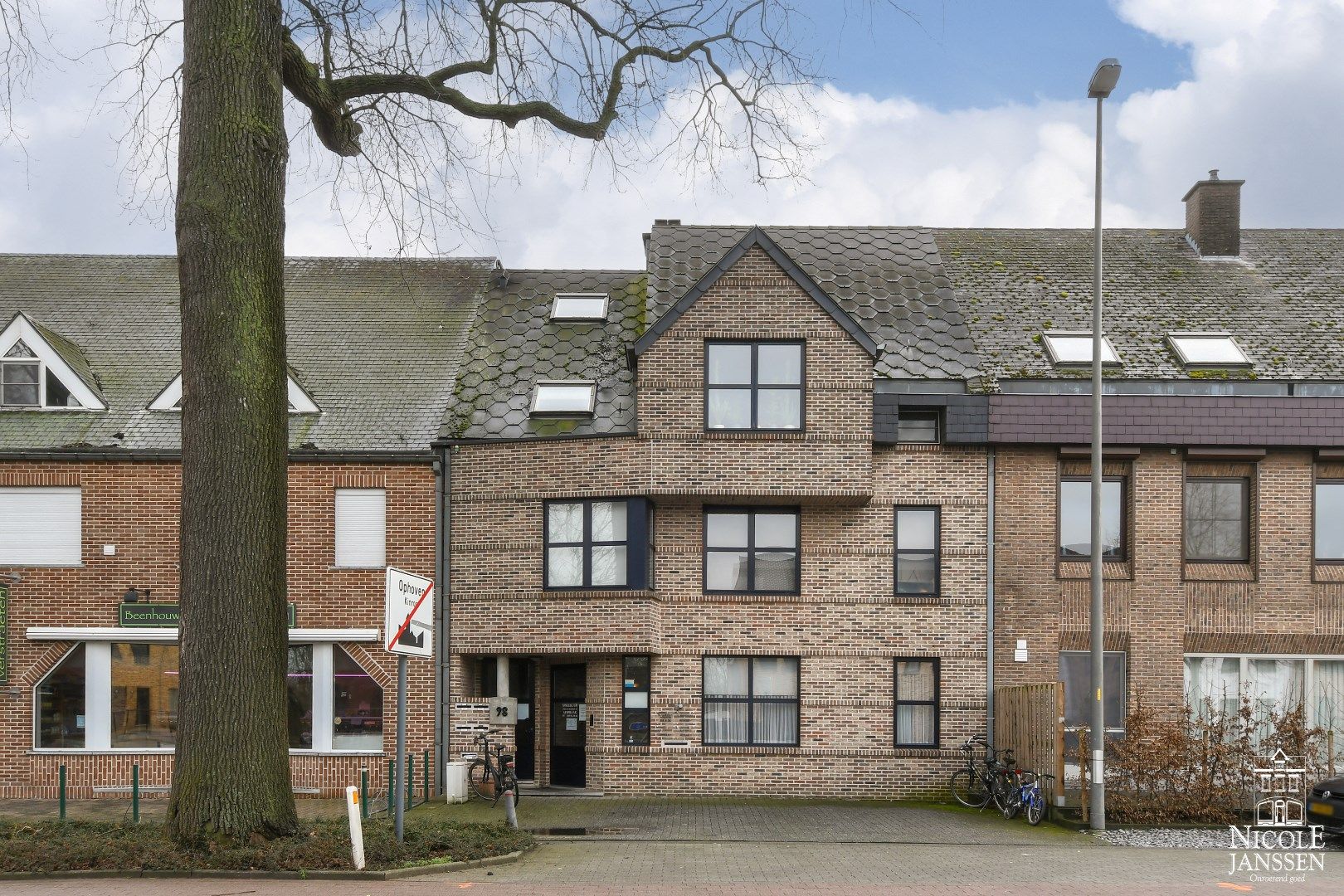 Interessant opbrengstgebouw met 4 appartementen en 2 handelsruimtes  foto {{pictureIndex}}