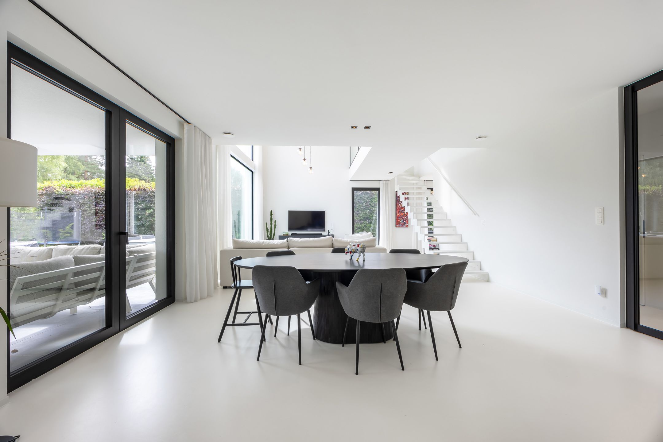 Licht en ruimte in strakke designwoning foto 12