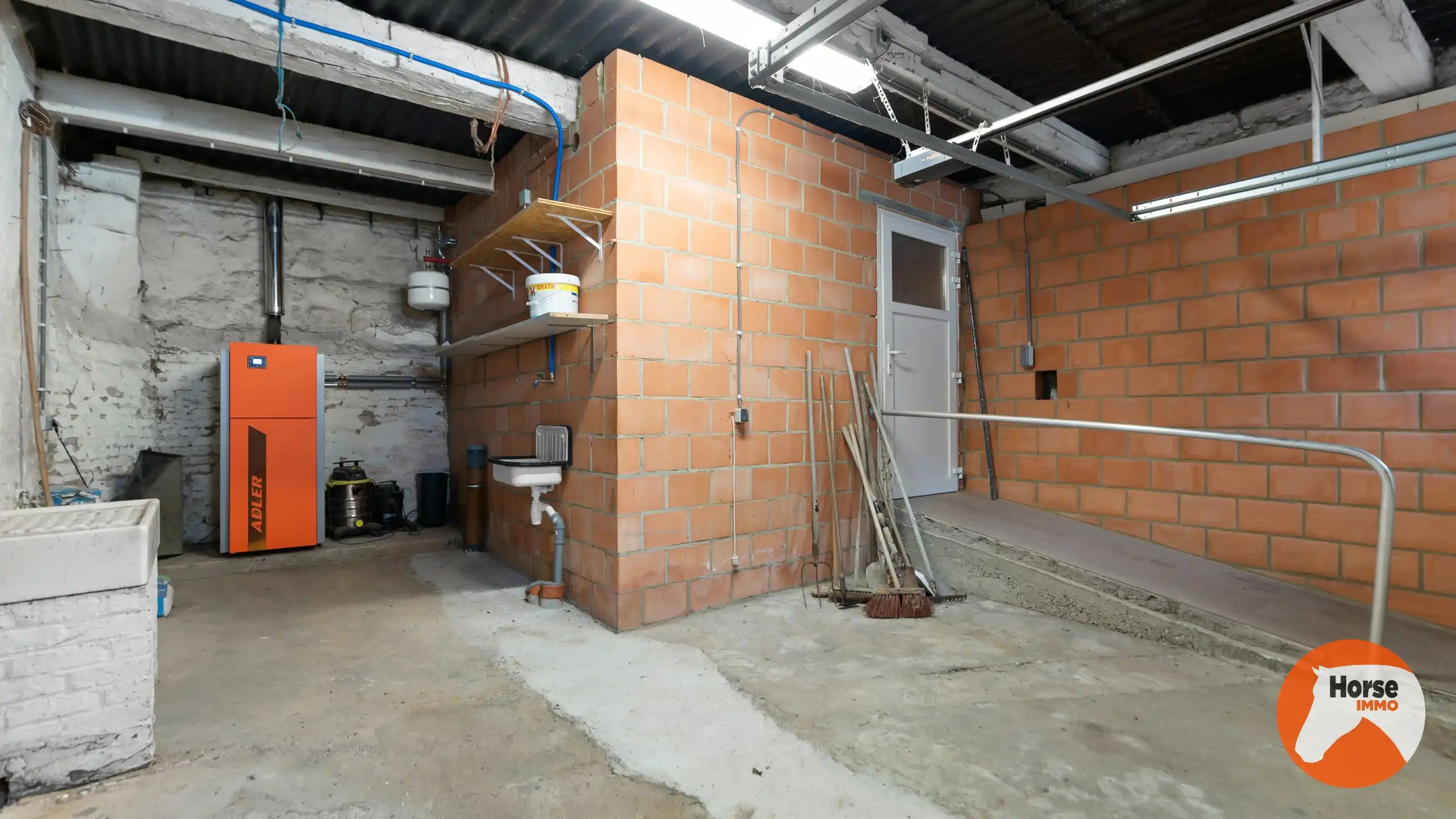 RIEMST - Te renoveren woning met stalling foto 11