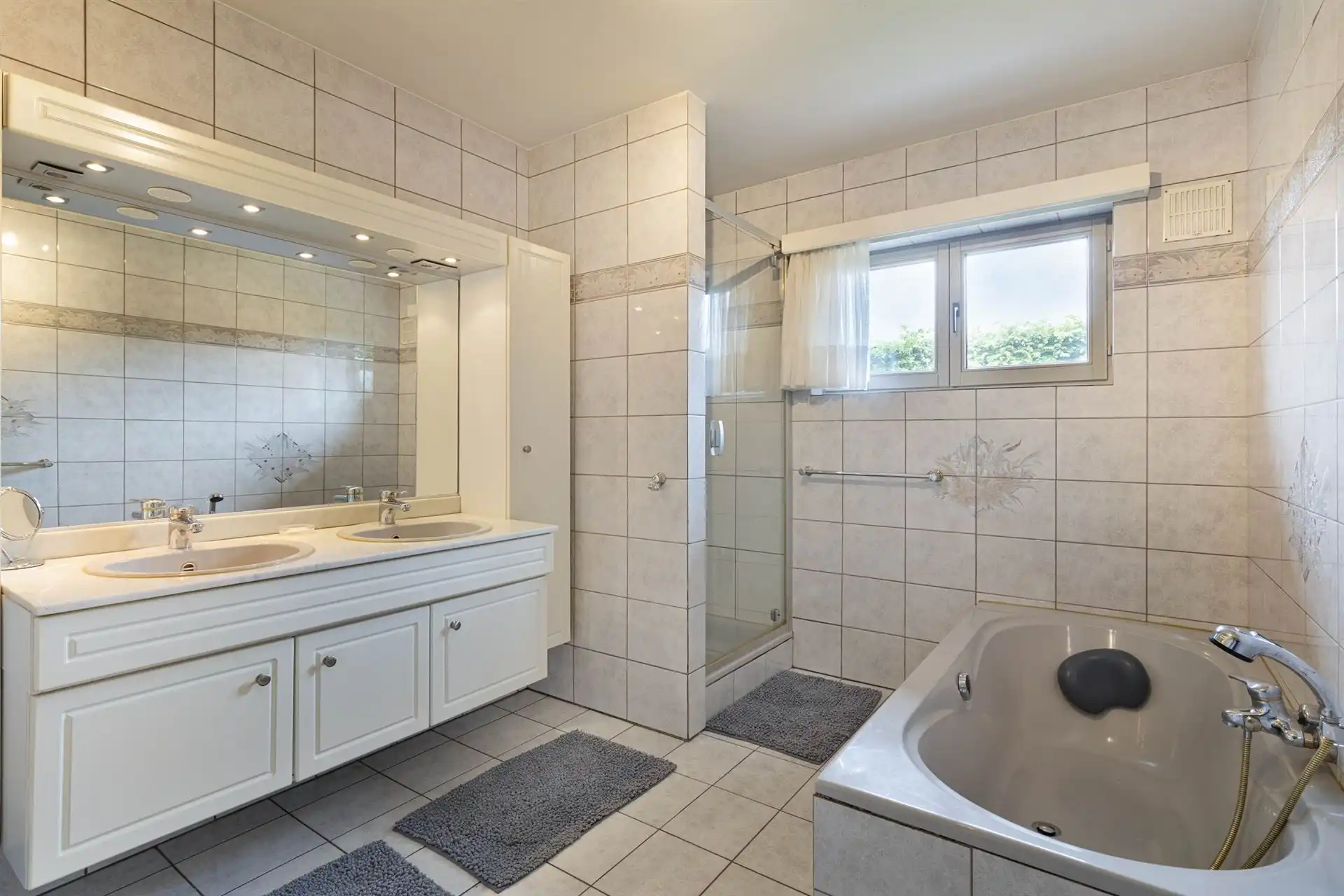 Open bebouwing met 5 (mog. 7) slaapkamers, tuin en garage foto 12