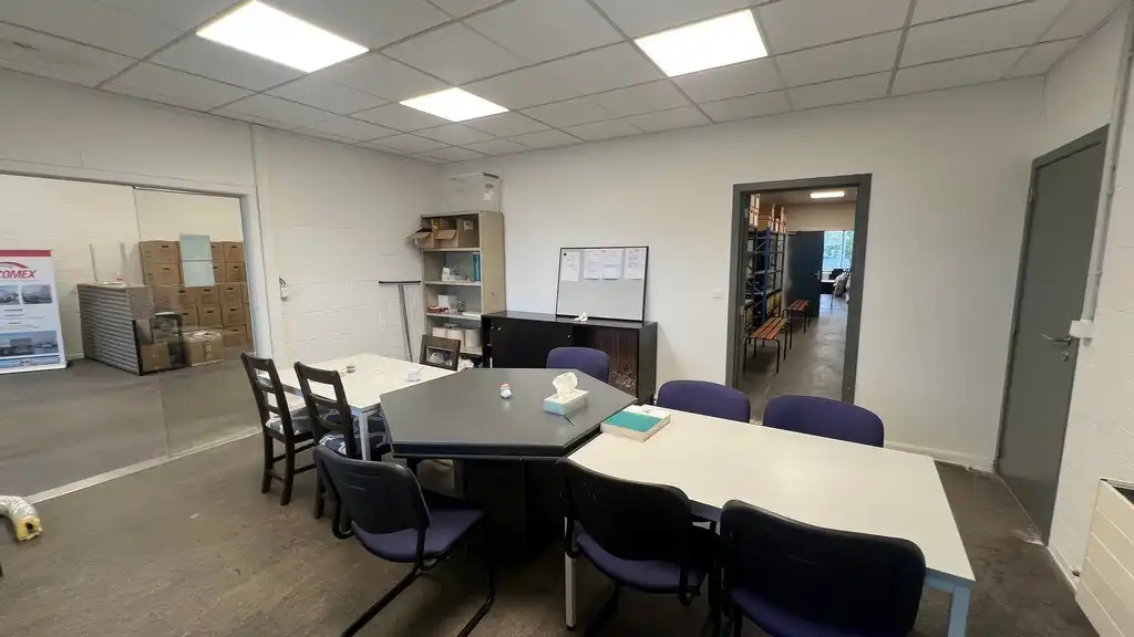 Magazijn met rolbrug en kantoren nabij N47 in Zele foto 6