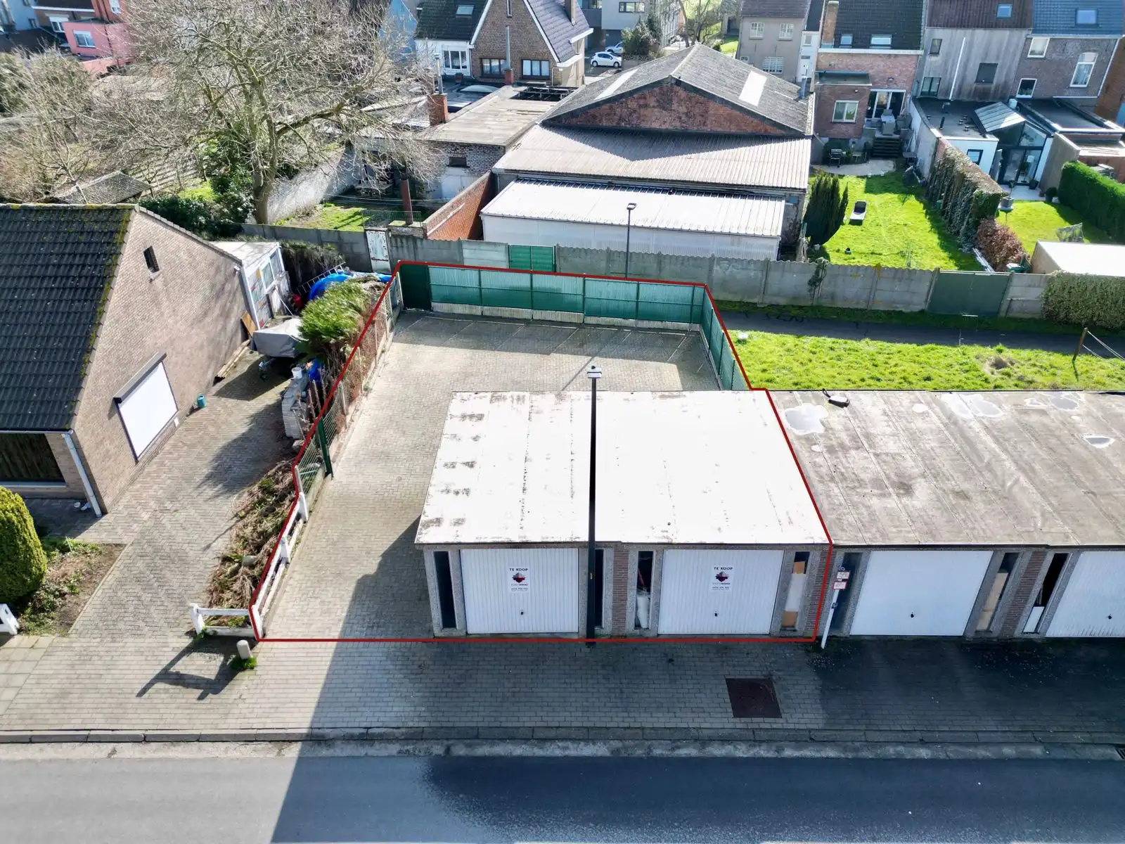 Twee Garages Met Extra Grond op een uitstekende locatie! foto {{pictureIndex}}