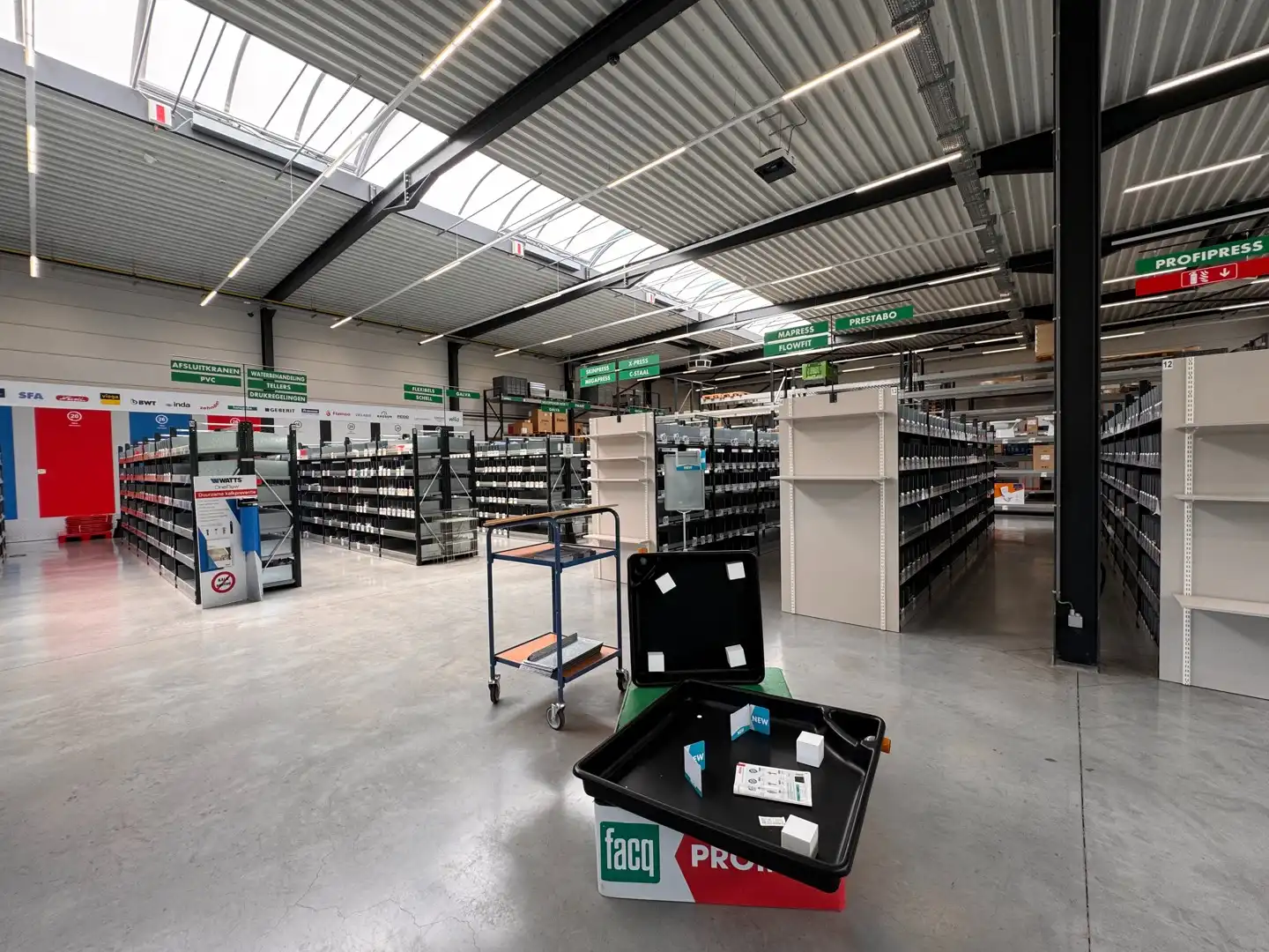 Nieuw en volledig uitgerust bedrijfsgebouw in Ieper foto 11