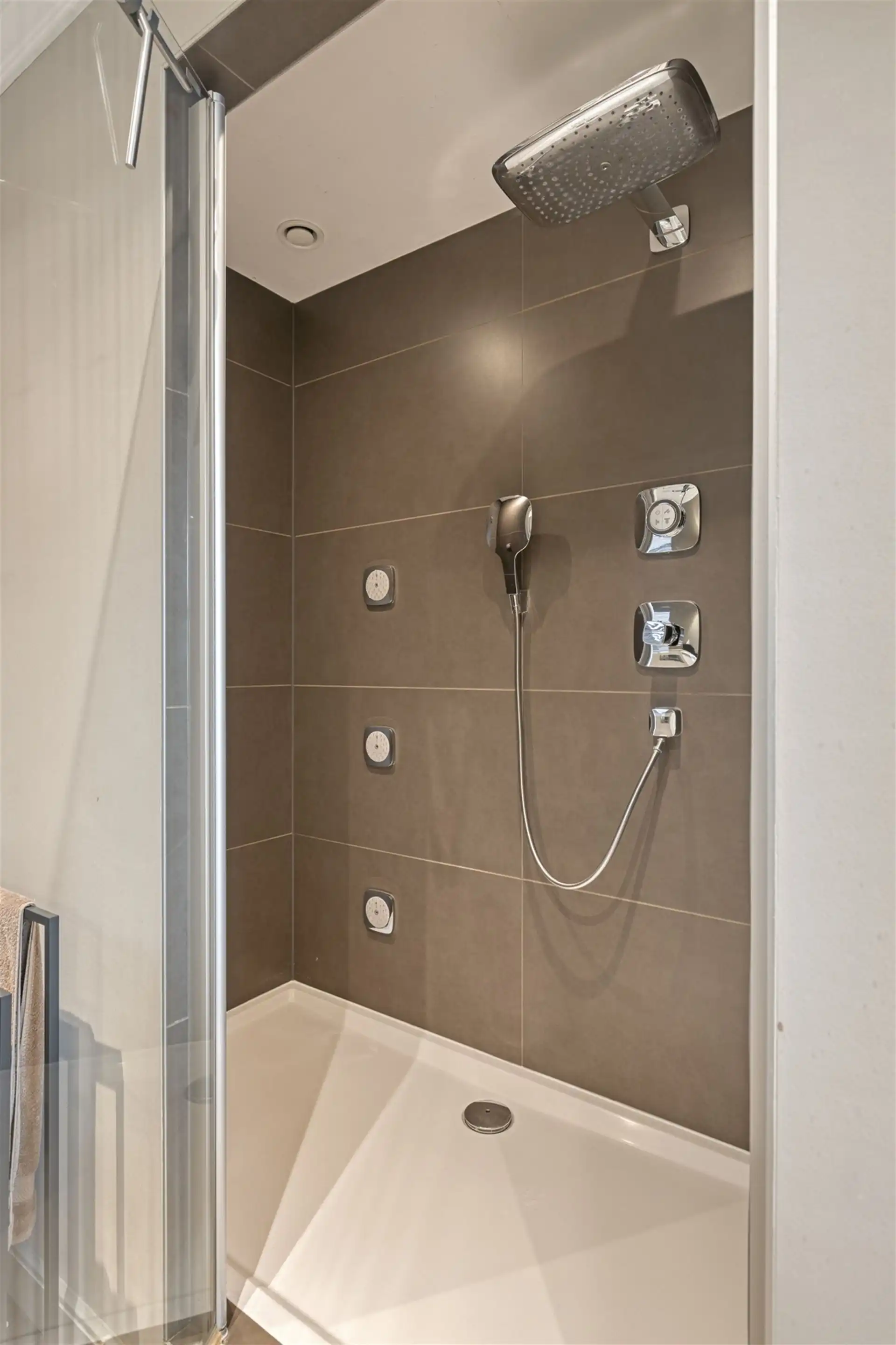 Instapklare woning met 3 slaapkamers, tuin en garage. foto 22