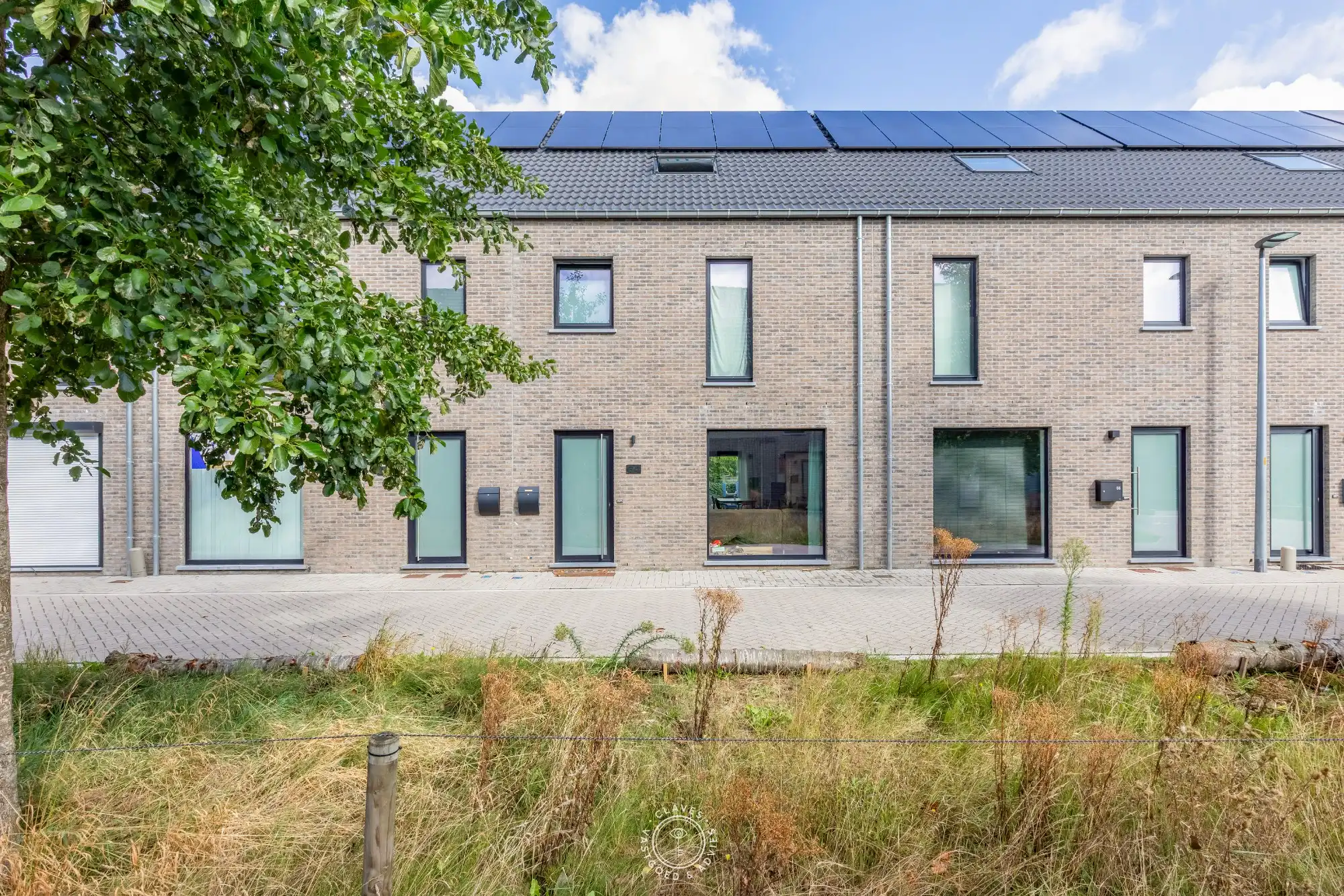 Praktische nieuwbouw woning met tuin en garage foto {{pictureIndex}}