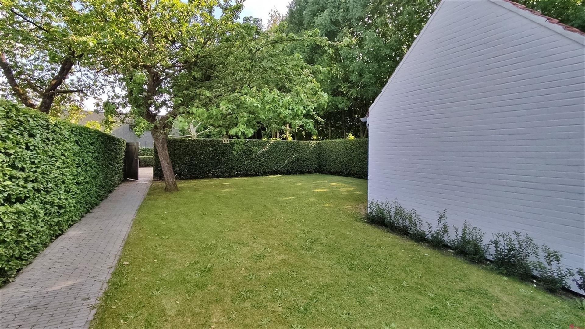 Charmante halfopen woning te Heule foto 4