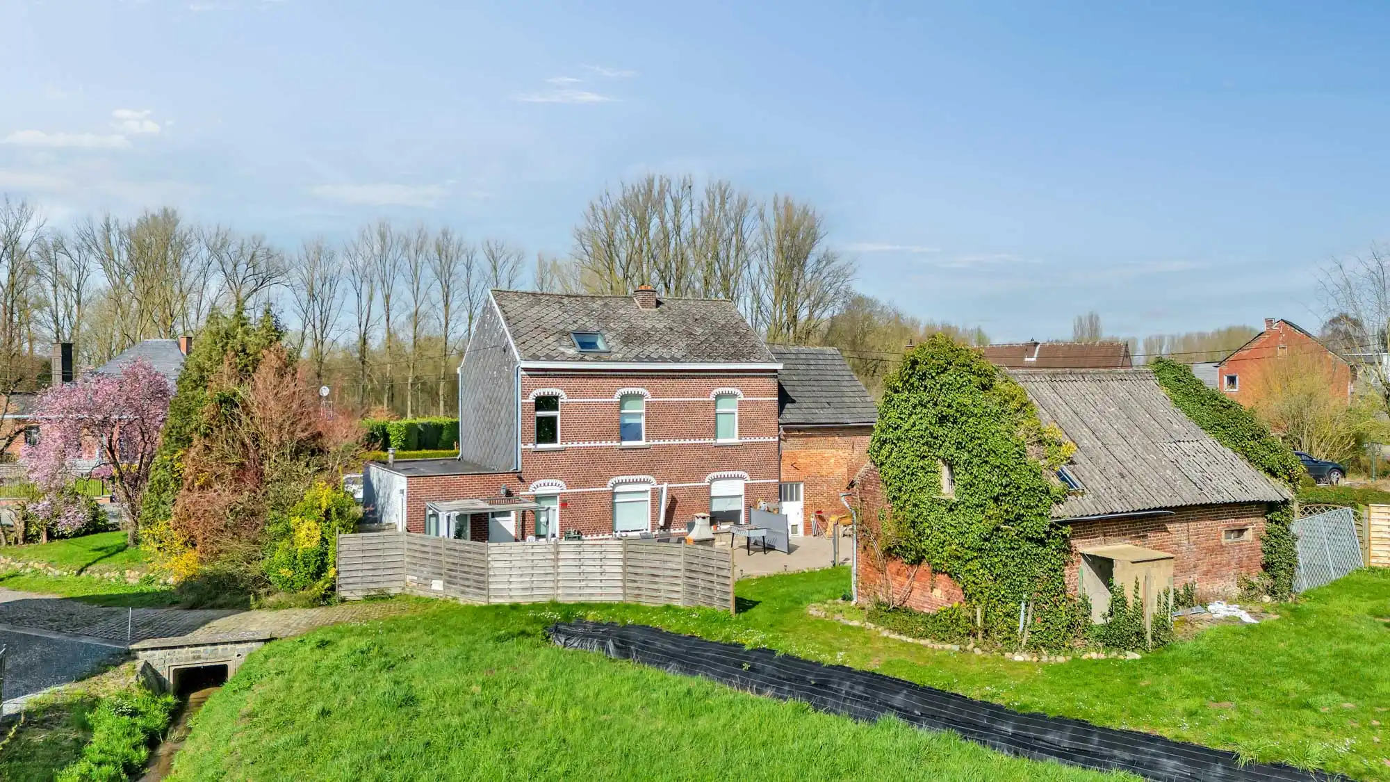 Gerenoveerde woning op 24a 12ca foto 2