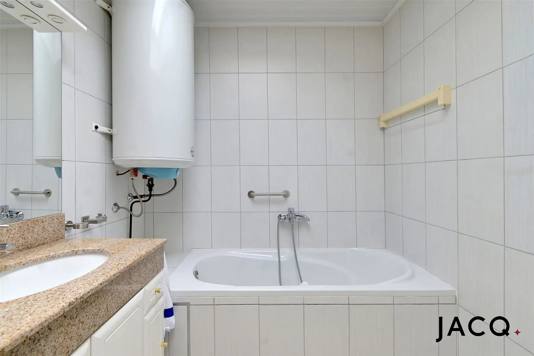 Te renoveren woning met 4 slpk's, terras (25m²) en garage! foto 14