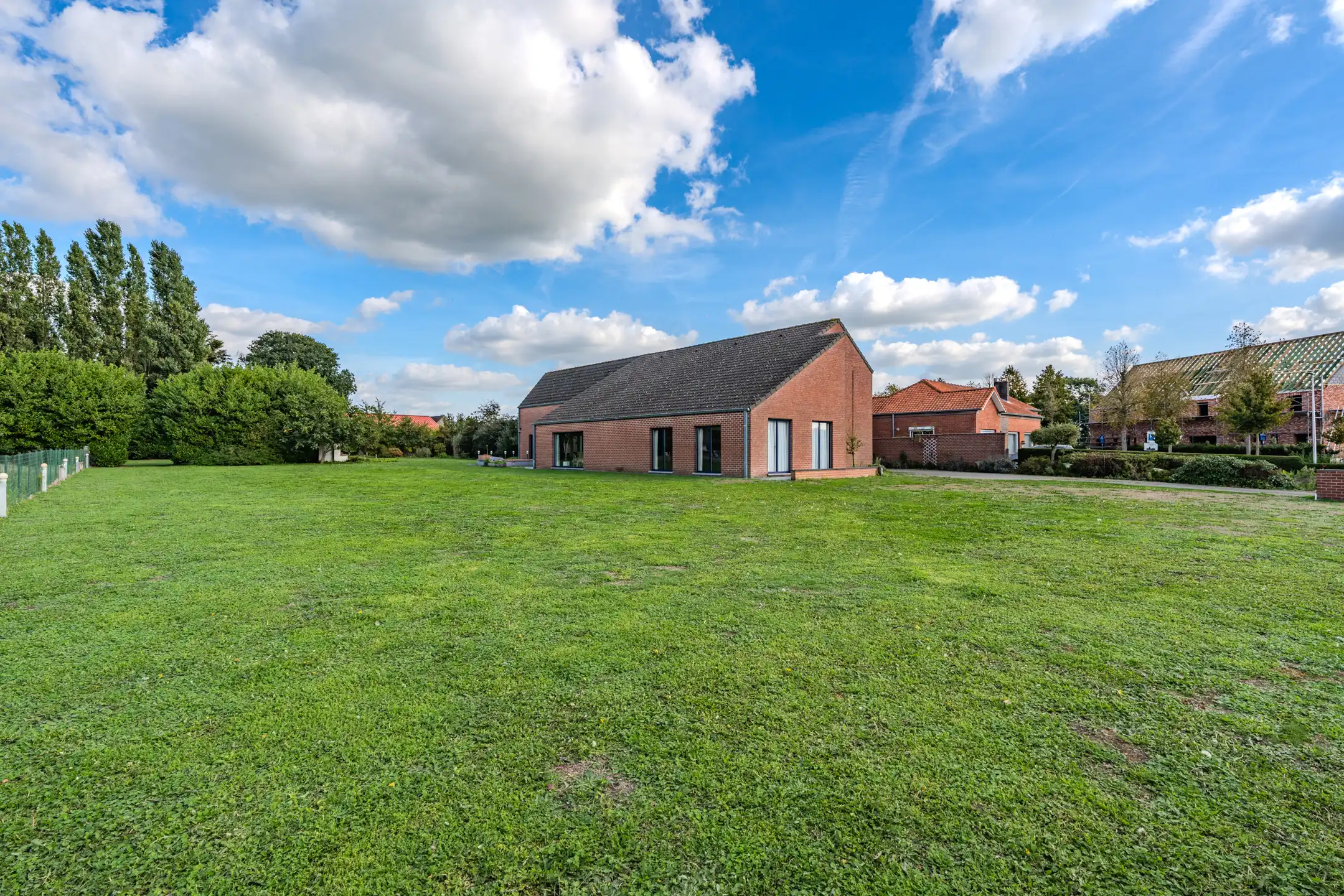 UNIEK EIGENDOM OP EEN TERREIN VAN 8.187 M² – RUST & RUIMTE ! foto 3