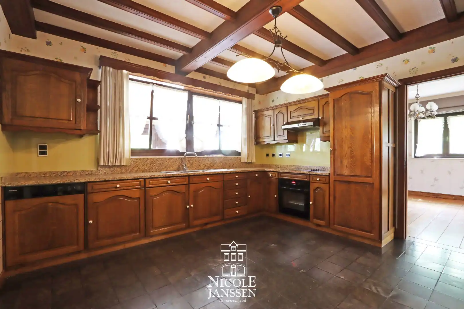 Ruime woning met grote kelder  foto 8