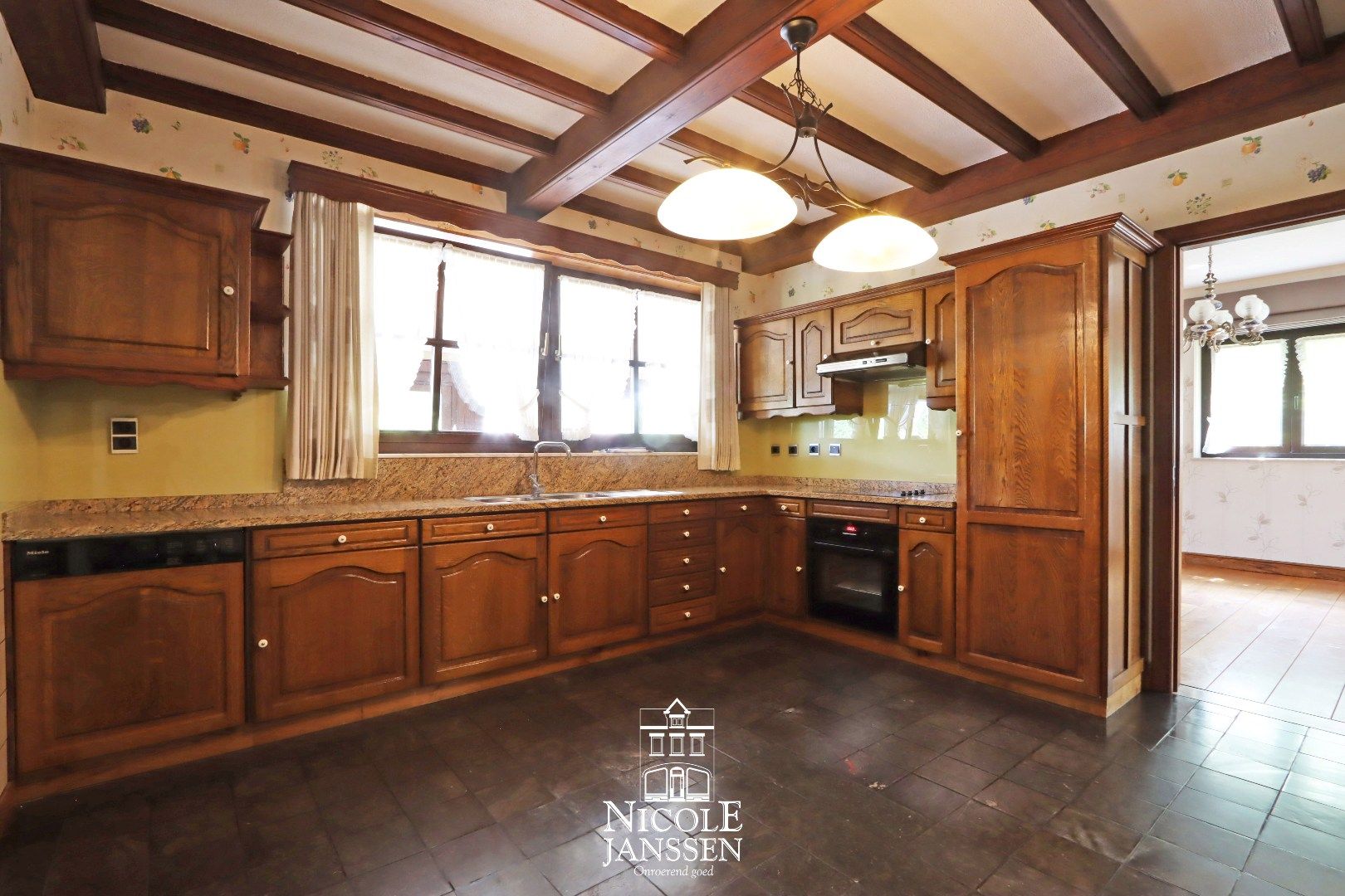 Ruime woning met grote kelder  foto 8