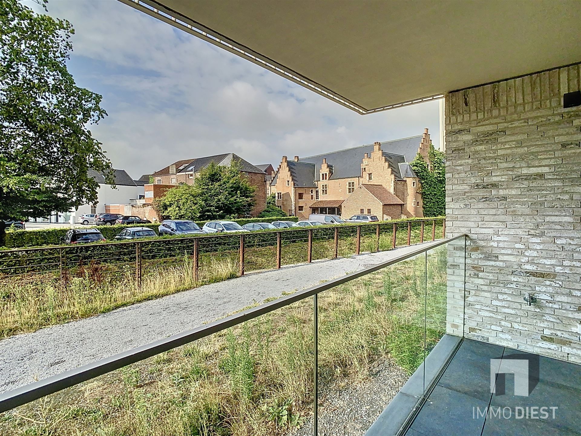 Gelijkvloers appartement foto {{pictureIndex}}