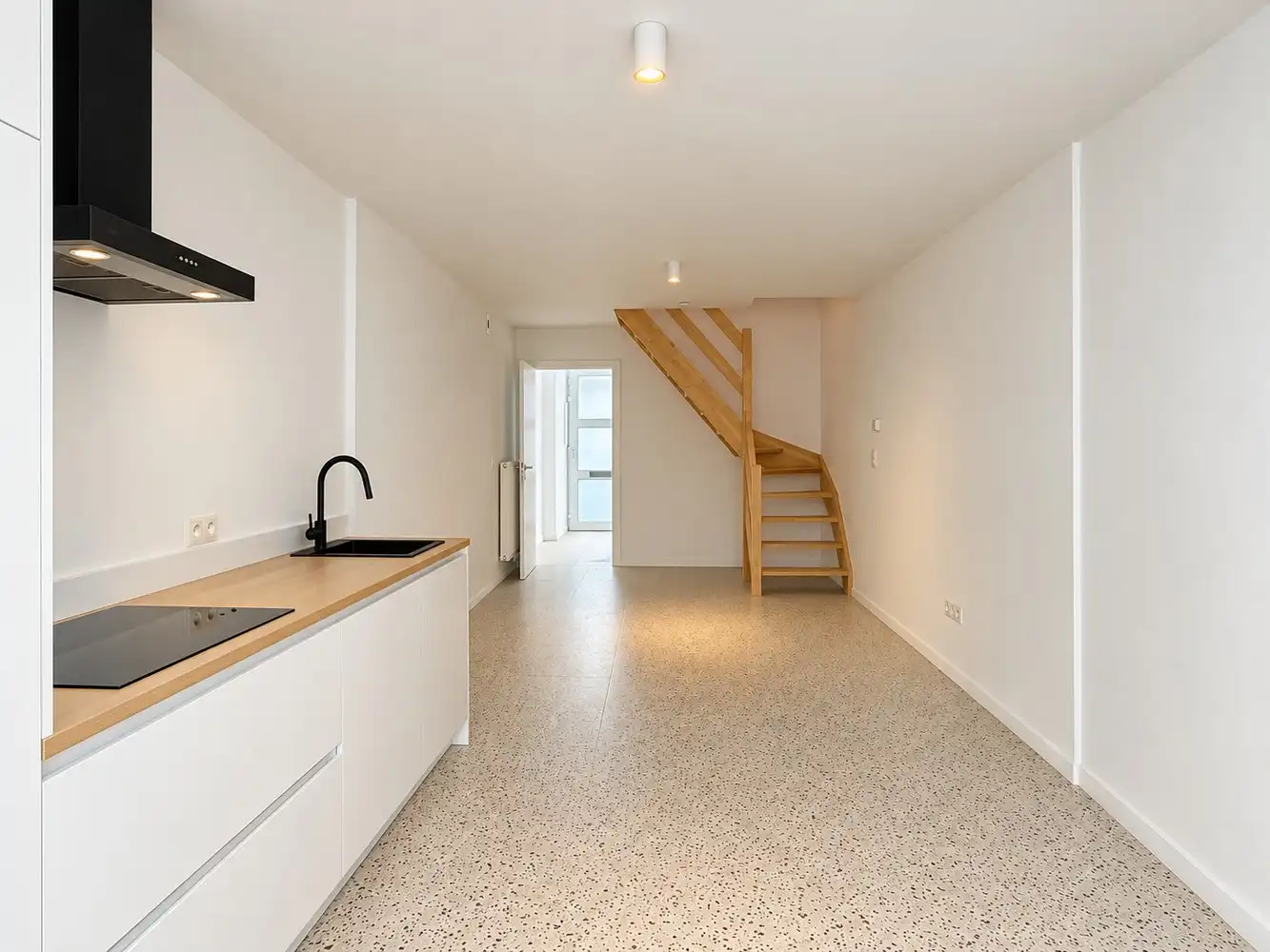 Vernieuwbouwwoning met 3 slaapkamers en koer foto 3