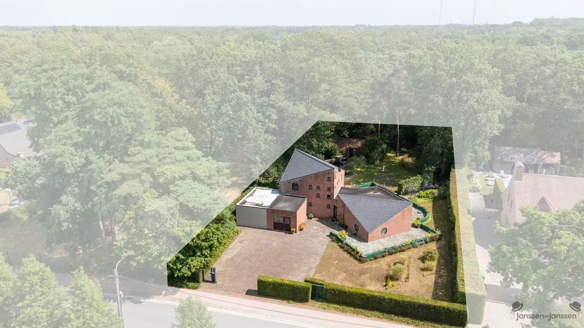 Hoofdfoto van de publicatie: Architecturale woning met 4 slaapkamers op een royaal perceel van 2.012 m²