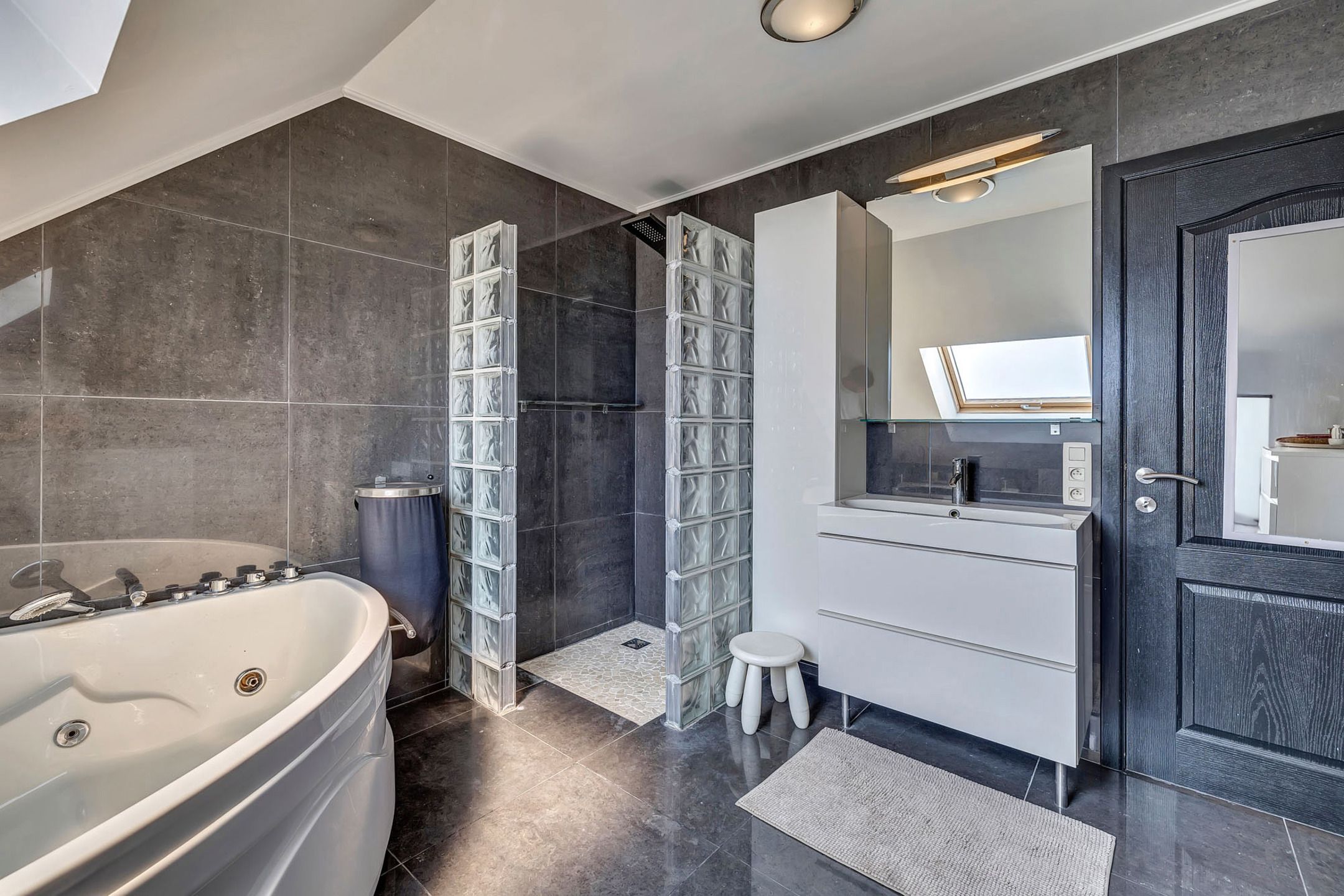 Gerenoveerde woning op strategische locatie met 5 slaapkamers foto 21