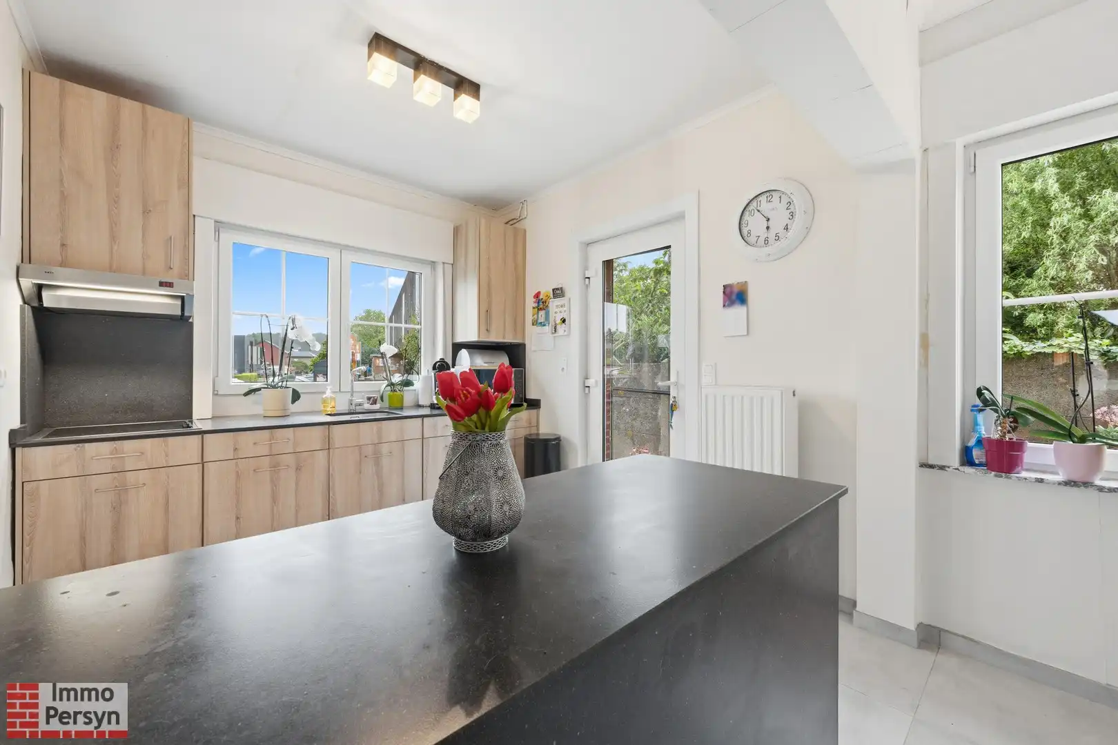 Charmante, gerenoveerde woning met carport en tuin foto 11