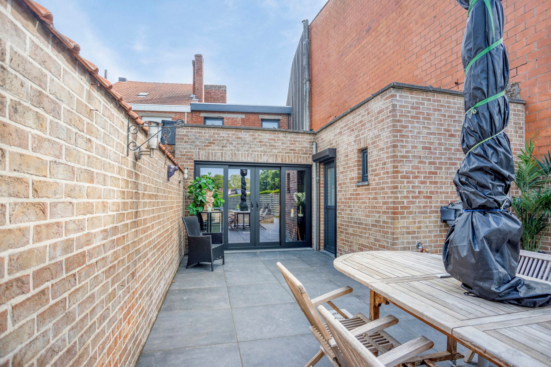 Charmante woning met ruime tuin, zwembad en garage. foto 18
