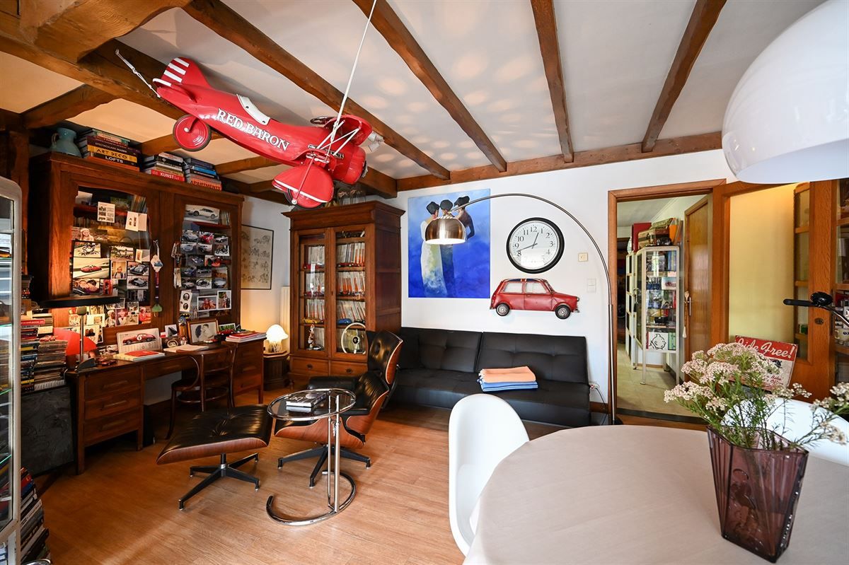 Gelegen in de rustige Voogdijstraat, op wandelafstand van het centrum van Duffel, vind je deze eerlijke, goed onderhouden woning boordevol mogelijkheden. De huidige huurder heeft ze jarenlang met zorg bewoond, maar een frisse wind – en een beetje lie foto 6