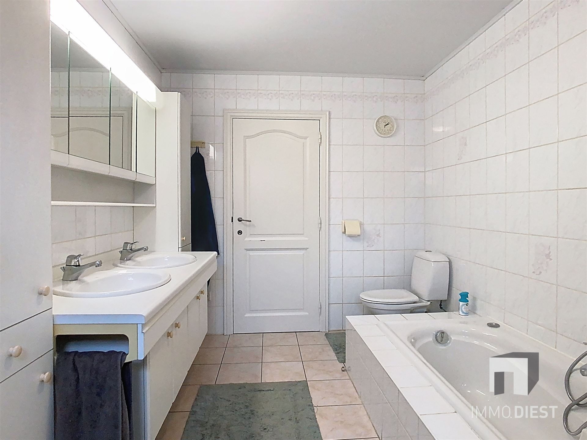 Energiezuinige en prima onderhouden gezinswoning met 4/5 slaapkamers en zwembad op 10 are. foto 22