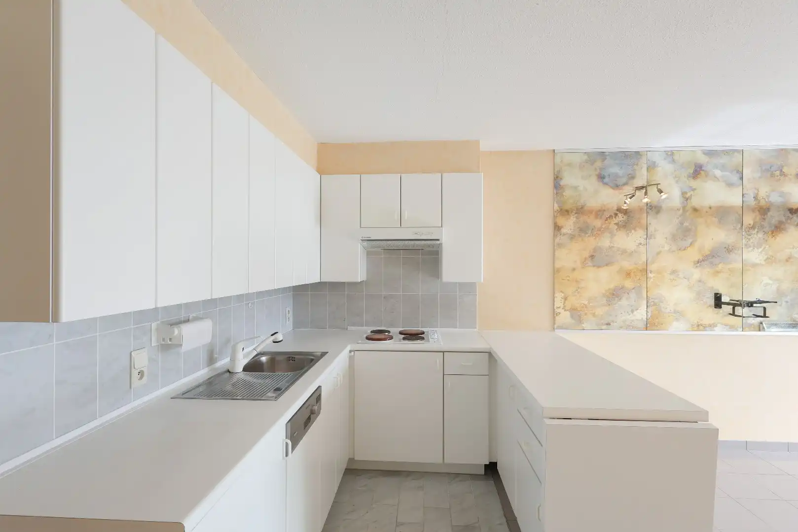 Ruim en zonnig appartement met 2 slaapkamers en een autostaanplaats in Res. Plaza II foto 8