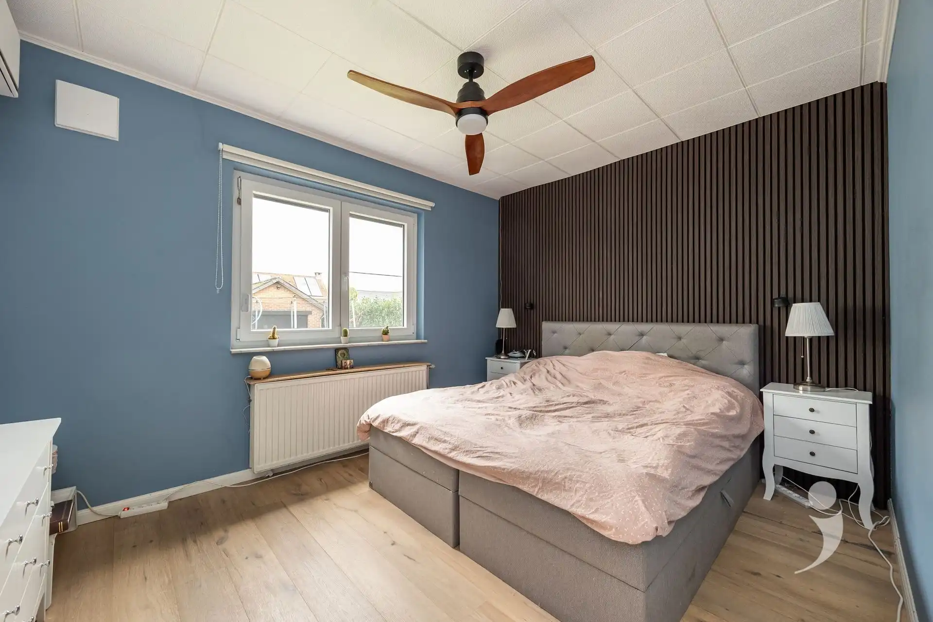 Gerenoveerde bungalow met zwembad in een rustige woonwijk foto 17