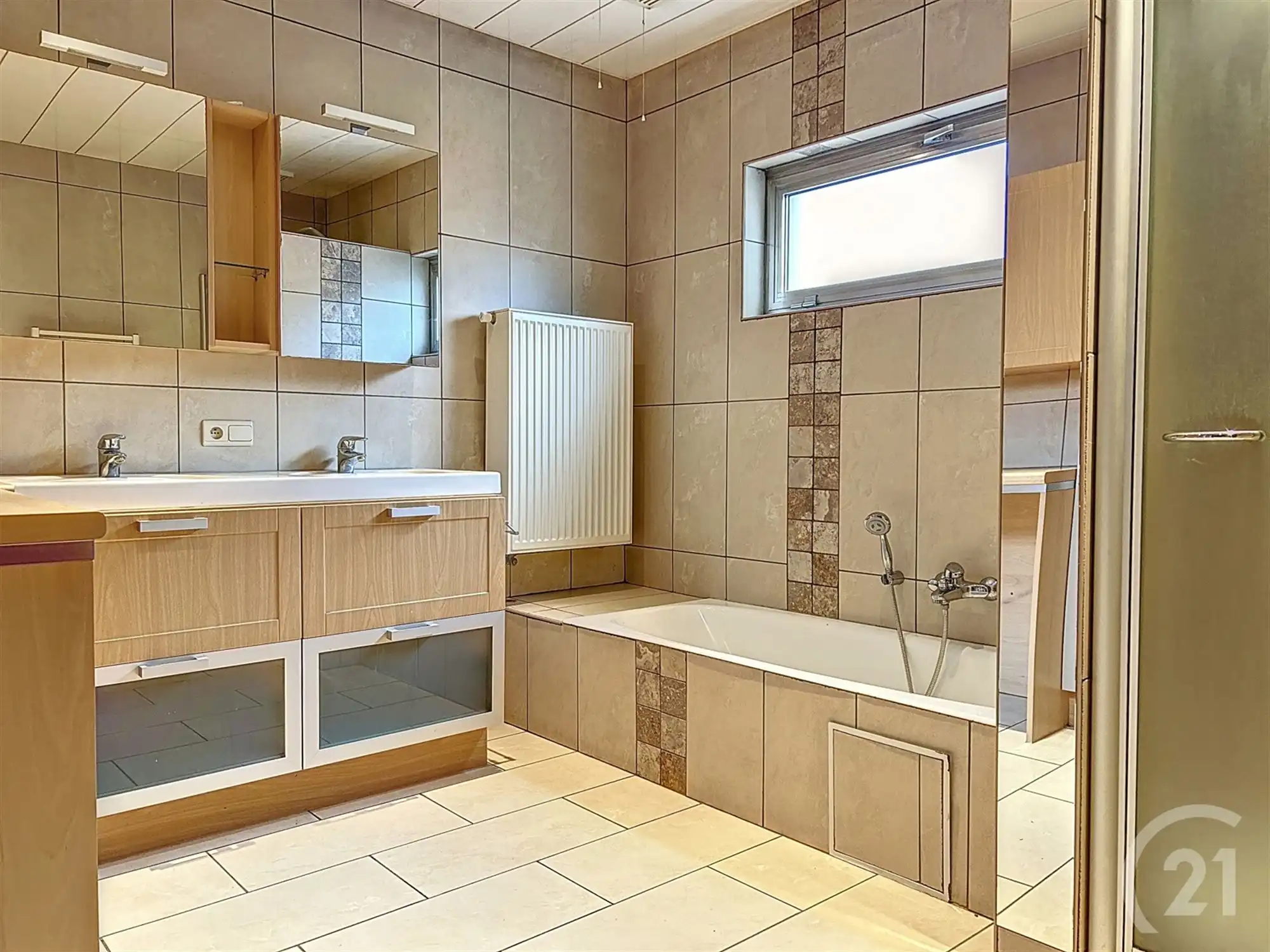 Gerenoveerde ruime woning te huur! foto 3