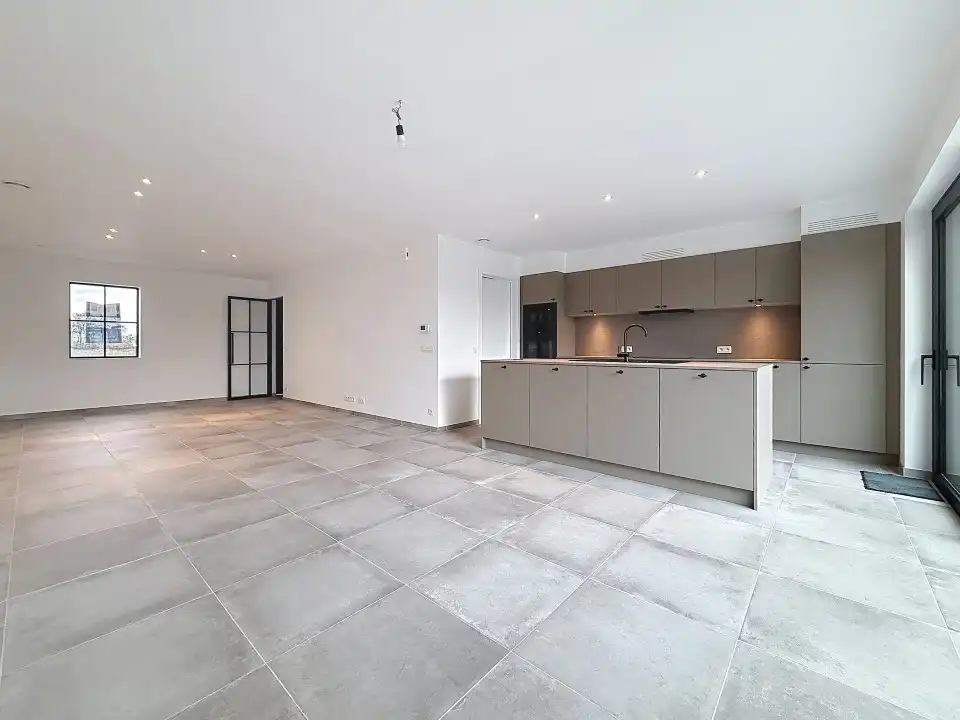 Ruime nieuwbouwwoning met tuin, carport en extra bergruimte foto 2