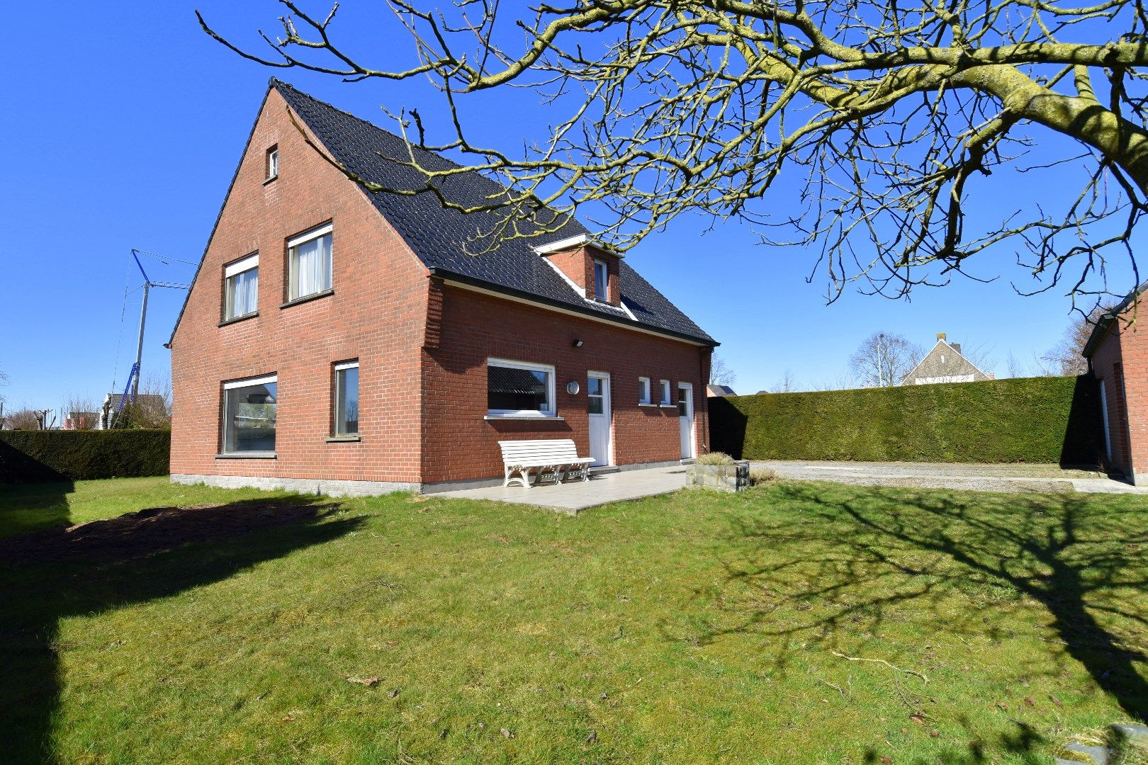 Gezinswoning op een perceel van 1244 m² met 4 slaapkamers, zonnige tuin en dubbele garage te koop in Ooigem/Wielsbeke foto 13