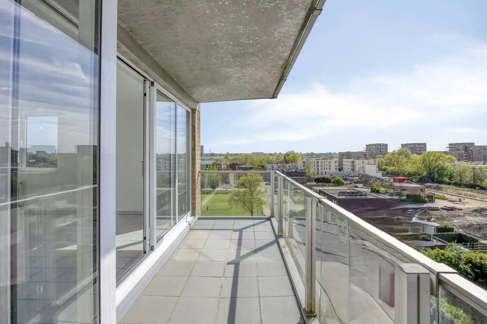 Lichtrijk appartement met terras te koop op Linkeroever foto 3