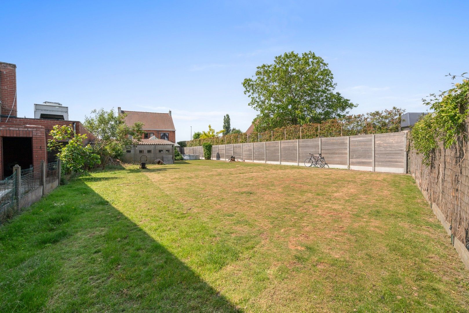 Halfopen woning met tuin en garages in het centrum van Nevele! foto 8
