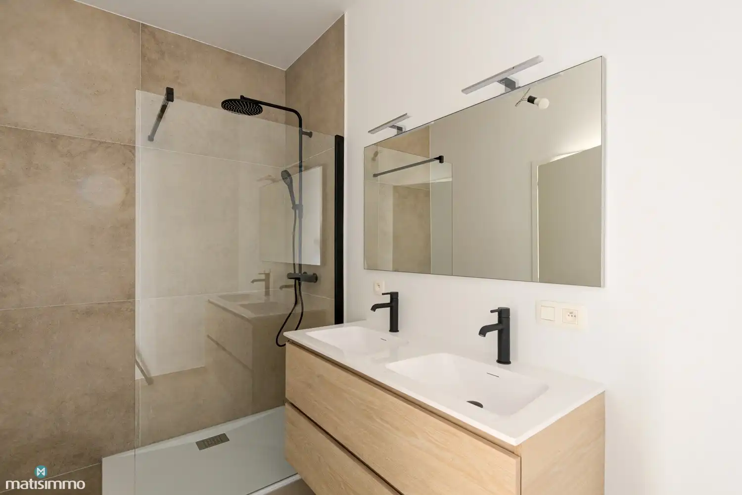 VOLLEDIG AFGEWERKTE EN GESCHILDERDE NIEUWBOUWWONING (EPB E10) MET 3 SLAAPKAMERS, OVERDEKT TERRAS, 2 GARAGES, KELDER EN AANGELEGDE TUIN IN WERM foto 24